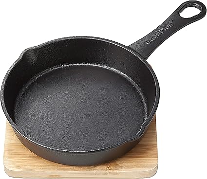 Amazon Co Jp グッドプラス Goodplus スキレット18 木製台付 18 あつあつの出来立てをそのまま食卓へ アウトドア 丈夫で長持ち 鉄鋳物フライパン Ihオール熱源対応 18cm ホーム キッチン