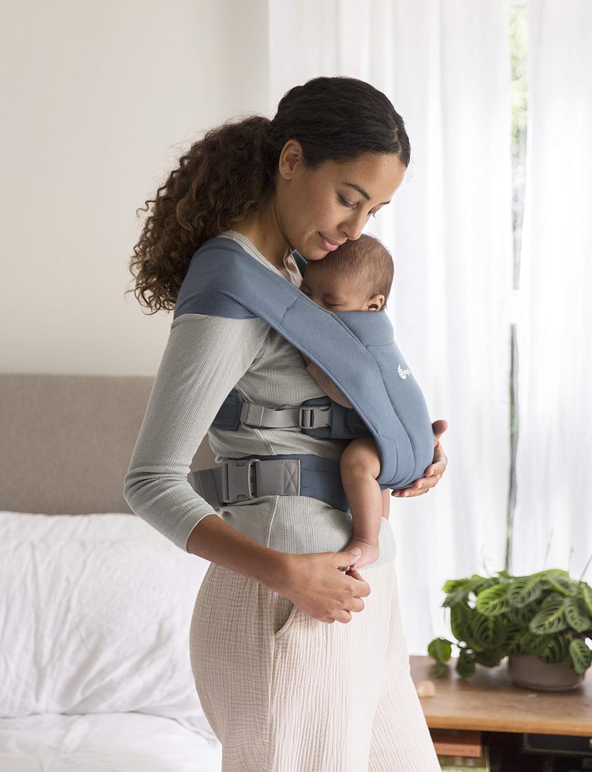 Ergobaby Embrace Baby Carrier For Newborns From Birth With Head Support Extra Soft And Ergonomic Oxford Blue Amazon Co Uk Baby