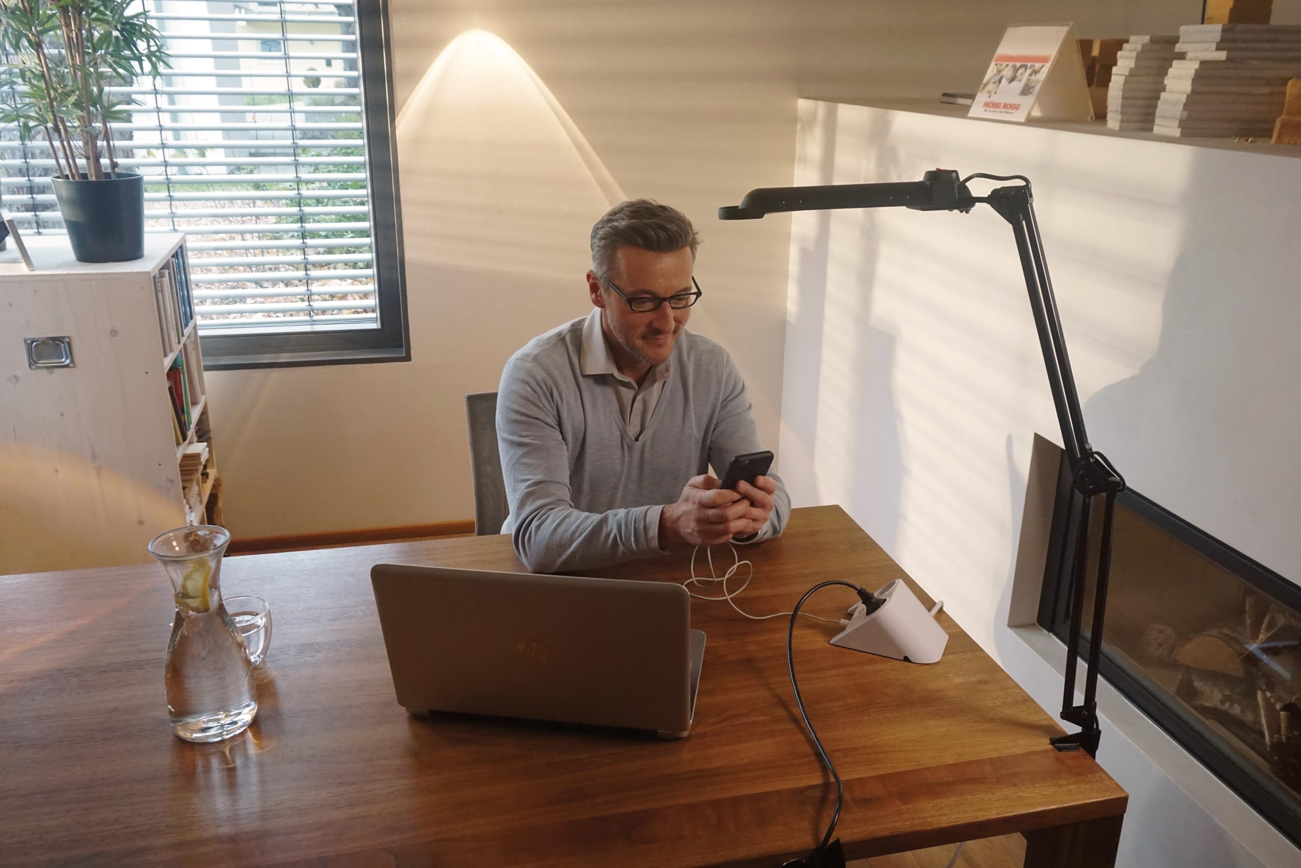 Brennenstuhl Desktop-Power Steckdosenleiste 2-Fach für den Tisch (Tischsteckdose mit 1,8m Kabel, Mehrfachsteckdose mit Gummifüßen und 2-Fach USB) weiß poliert 4