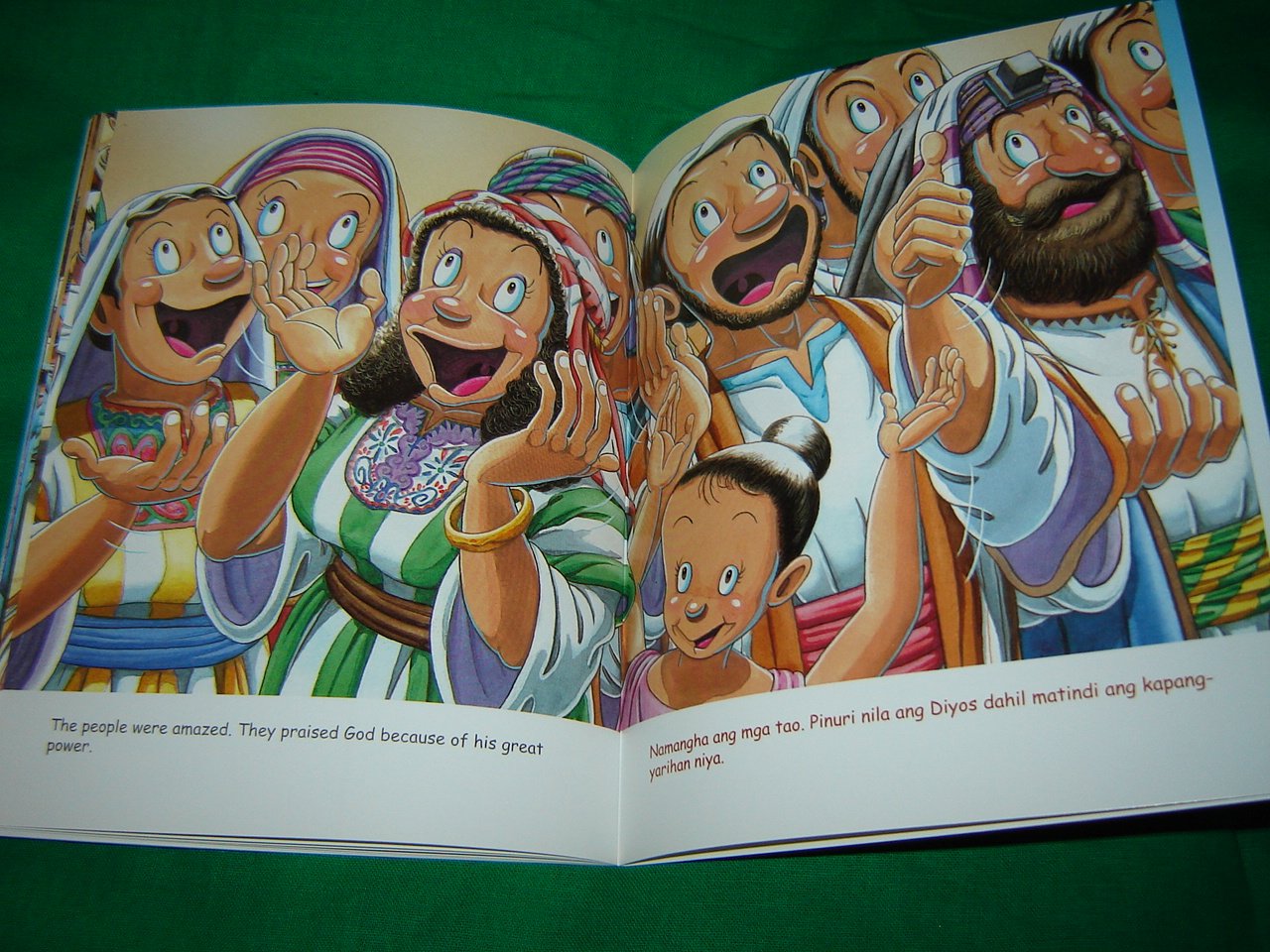The Sick Man Down From The Roof Tagalog English Bilingual Children S Comic Strip Bible Book Ang Mamang Maysakit Na Ibinaba Sa Bubong Word S Of Wisdom Series Bible Society 9789712909955 Amazon Com Books