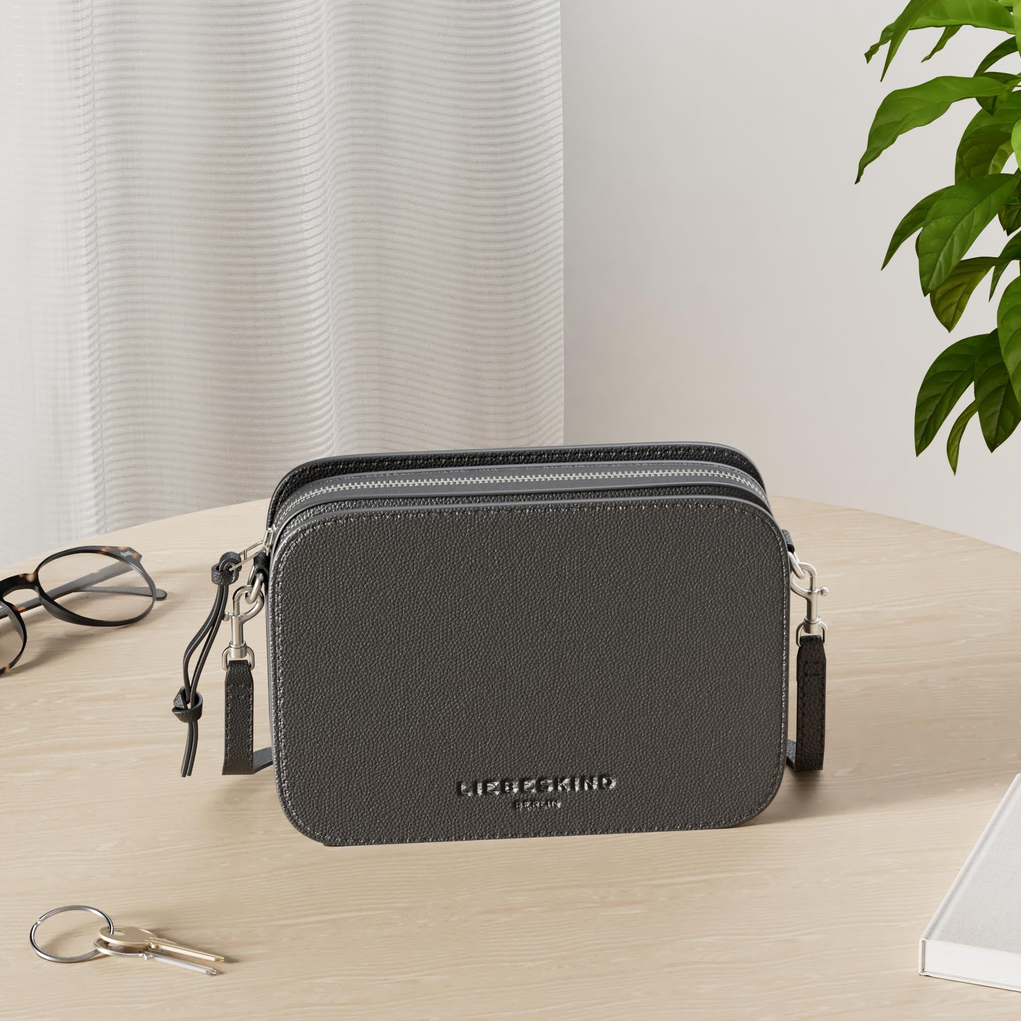 LIEBESKIND Berlin-Umhängetasche „Luka“ – aus Leder mit verstellbaren Schulterriemen – kleine-Schultertasche, Fächer mit Reißverschluss