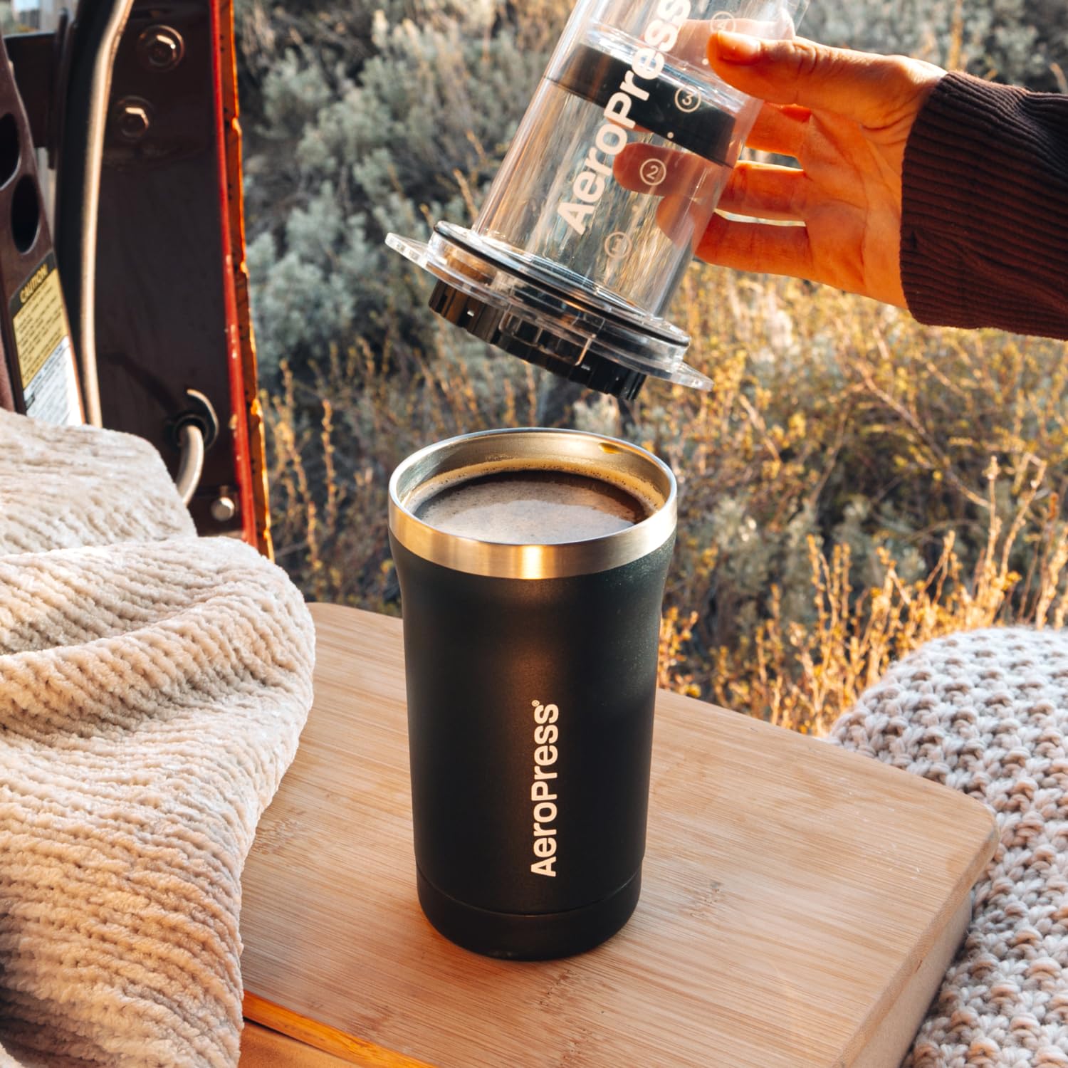 AeroPress Go Plus, pequeño kit de cafetera portátil, viajes, camping y oficina, prensa francesa todo en uno, cafetera manual estilo vertido y espresso, preparación de 2 minutos para menos amargura, más sabor, negro