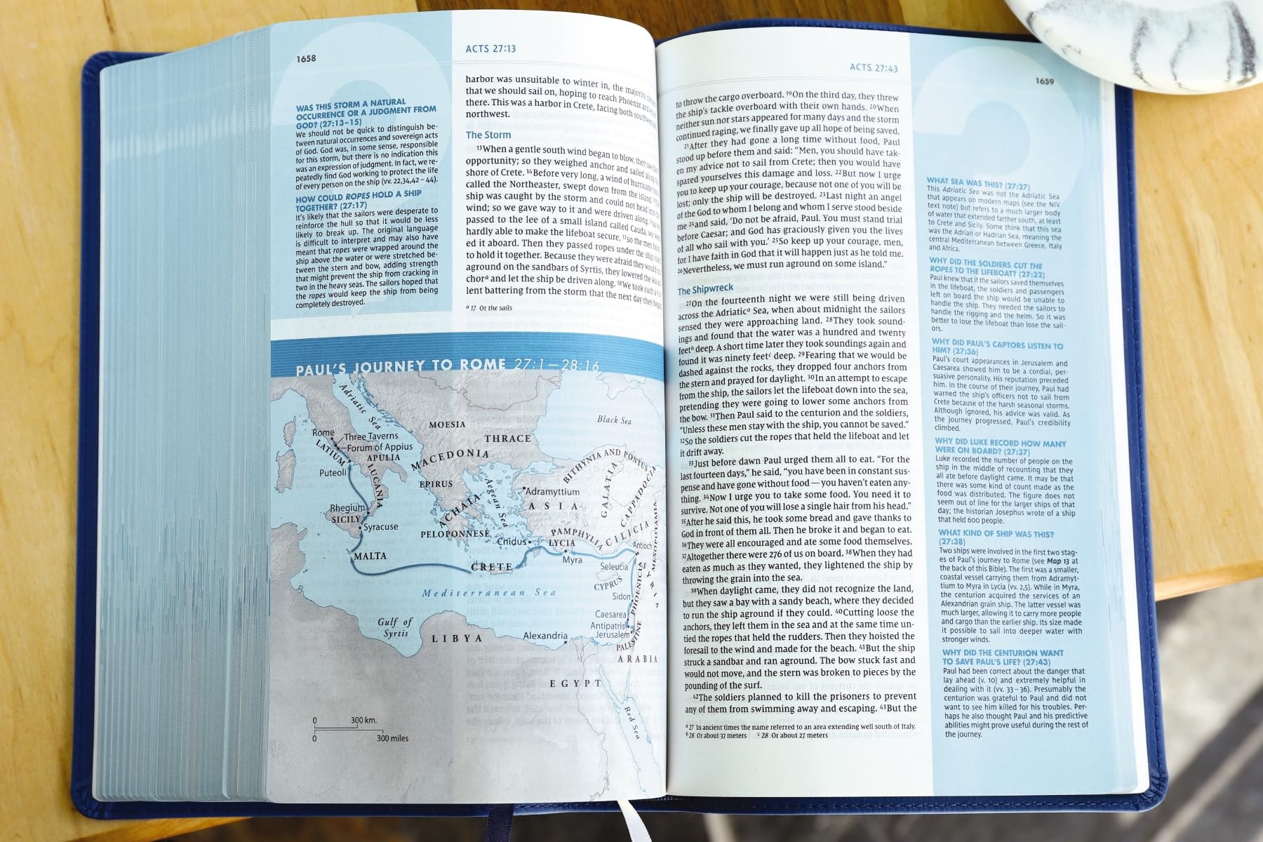 NIV, Quest Study Bible, Personal Size, Leathersoft, Blue, Comfort Print: The Only Q and A Study Bible