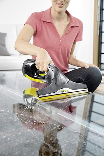 Schnell und einfach mit einem Fenstersauger von Kärcher den Glastisch reinigen