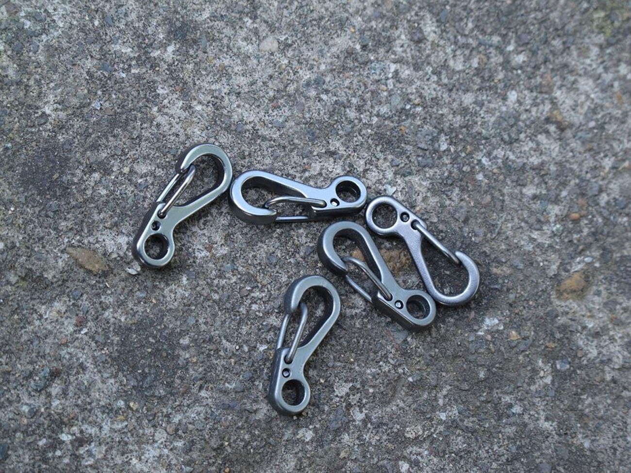 Mini Skater 20PCS Mini Hanging Buckle Spring Backpack Clasps Climbing Carabiners Metal Hook EDC Keychain Camping Bottle Hooks Paracord Tactical Survival Gear (Gun Grey): Sports & Outdoors