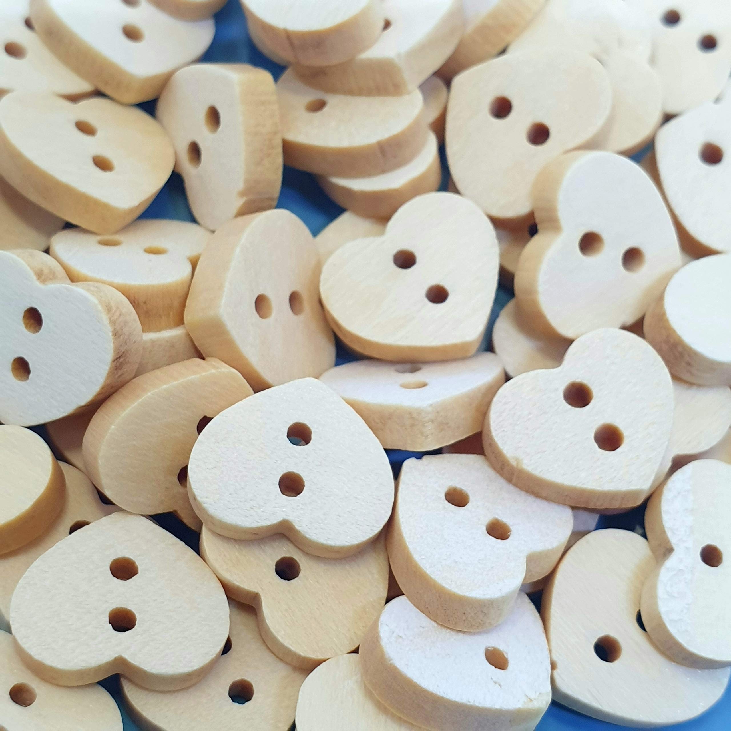 MajorCrafts® 100pcs 15mm Plain Light Brown 2 Holes Heart Wood Sewing Buttons Needlework Arts and Crafts Embellishments