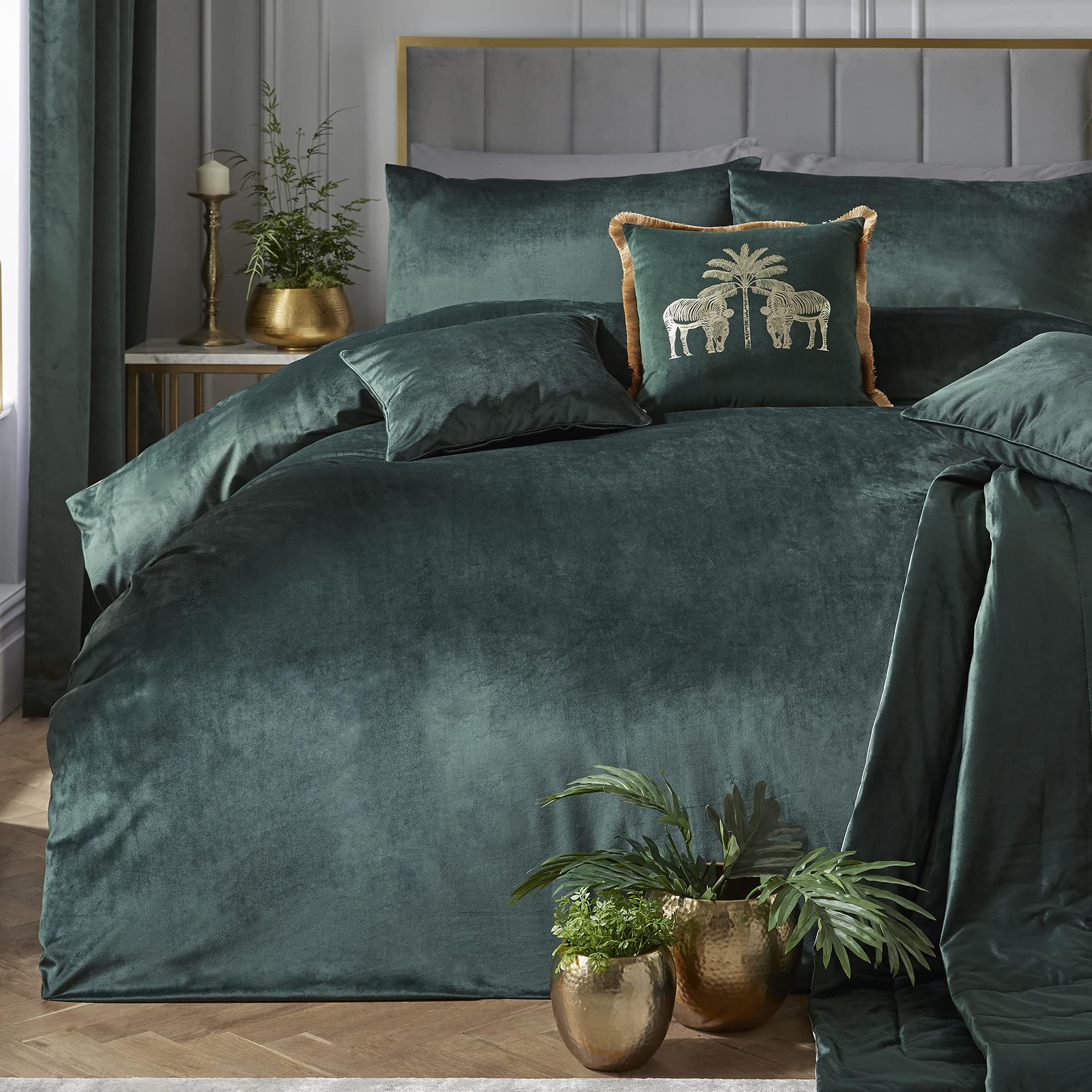 Laurence Llewelyn-Bowen - Bottle Green Velvet Duvet Cover Set - Double Bedding Size (200 x 200cm) - 2 Pillowcases - Soft Touch - Designer - Green Luxury Bedding Set - Velvet Bedding in Dark Green