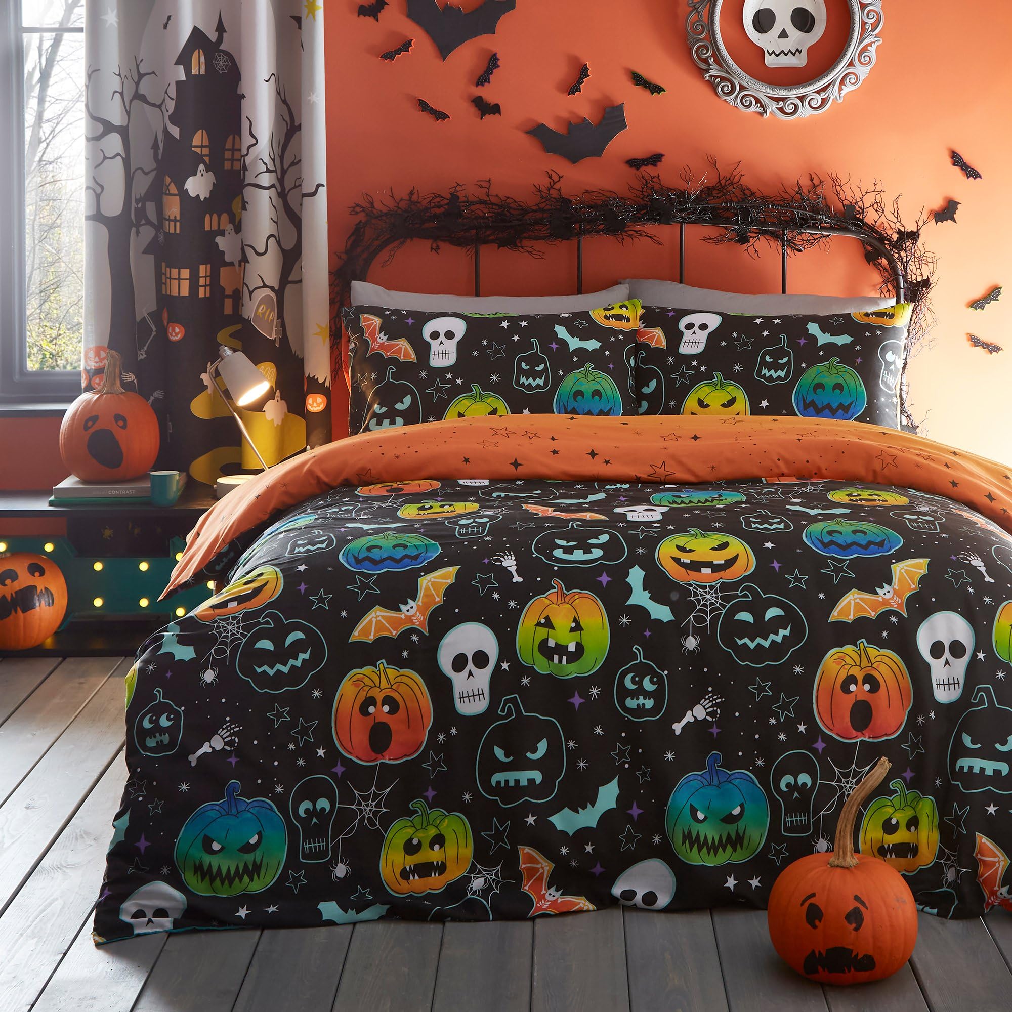 Bedlam - Halloween Pumpkin & Skulls Duvet Cover - Single Bedding Size (140 x 200cm) - Reversible (2 Designs) - Glow in the Dark Duvet Cover - Skeleton & Bat Design with Themed Decorations