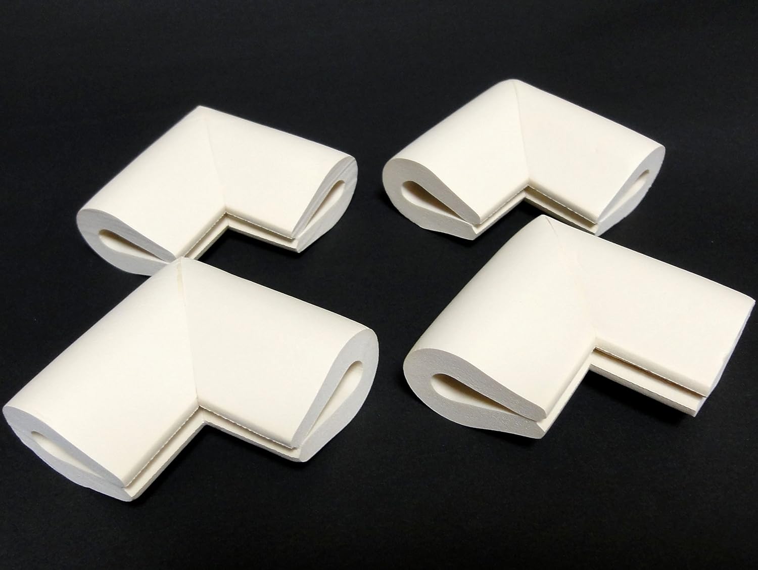 Amazon ガラステーブルや天板が薄い机用コーナークッション U字 中厚手 4個入り 取付けテープ付属 超便利なショッピングハンドル付き コーナーガード ライトベージュ コーナークッション ベビー マタニティ 通販