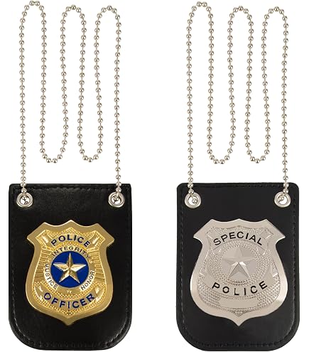 Un gros plan d'un insigne de police et d'une ceinture de service sur un Un gros plan d'un insigne de police et d'une ceinture de service sur un