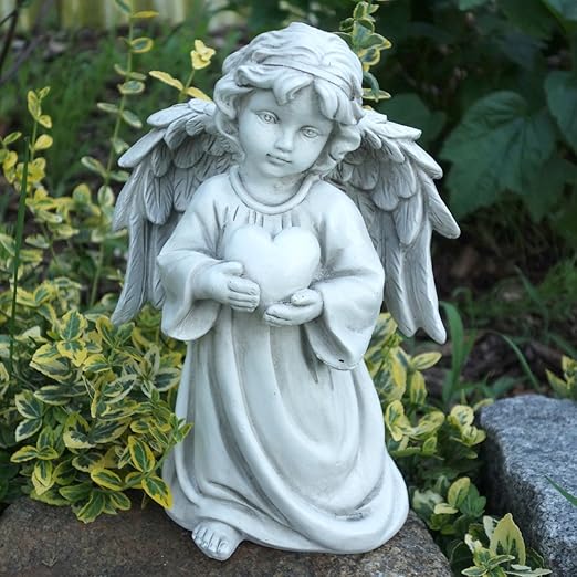 Trauer und Trost Engel mit Herz in der Hand, stehender