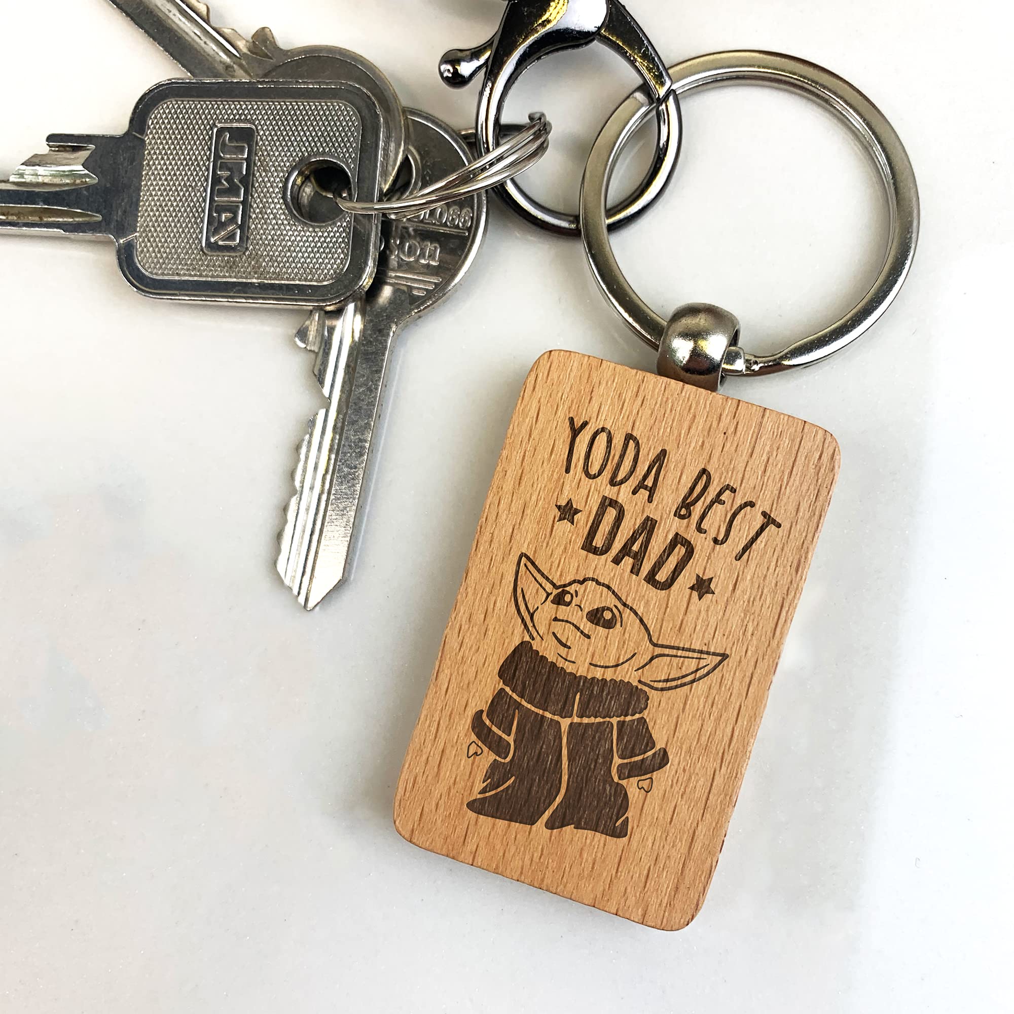 eBuyGB Personalised Wooden Rectangle Keyring, Star Wars Themed Engraved Baby Yoda Keychain, Funny Gifts for Dad from Daughter, Son (Yoda Best Dad)