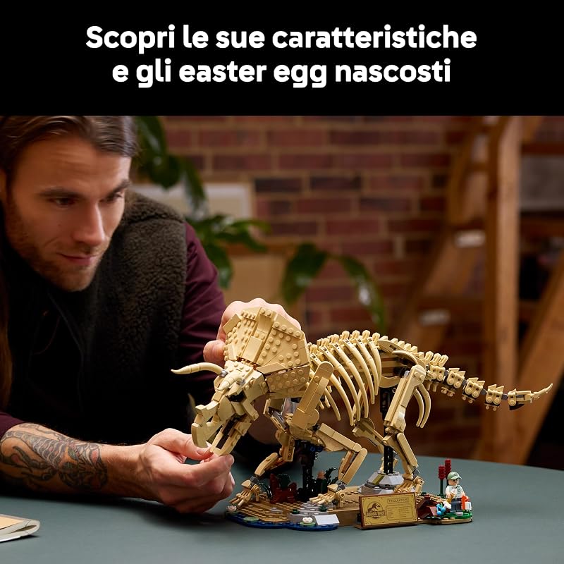 Jurassic World Fossili di Dinosauro: Triceratopo - Kit Modellismo per Adulti con Minifigure del Dr. Gerry Harding - Decorazione per Scrivania o Scaffale - Regalo per Fan di Jurassic Park - 77985