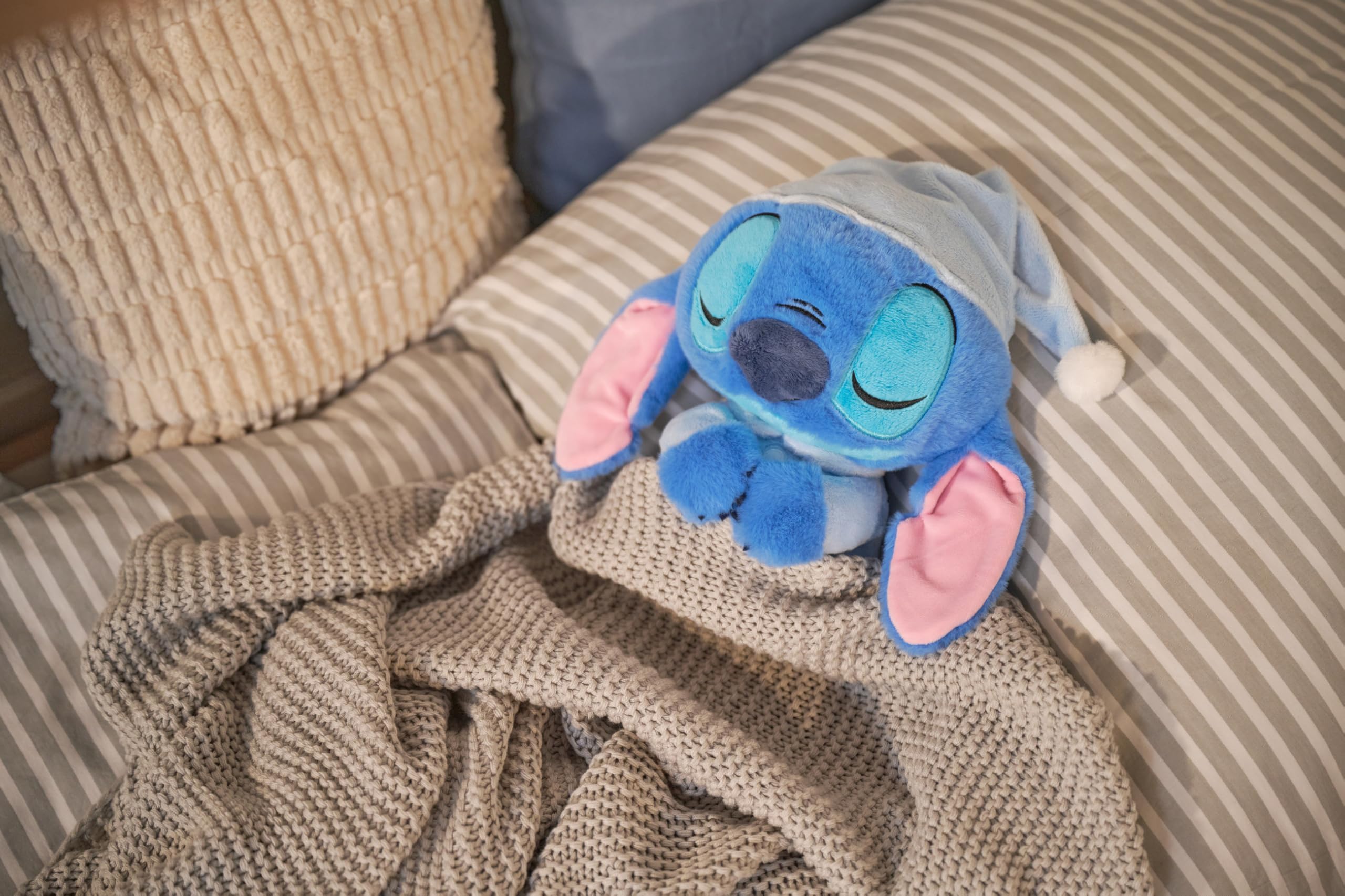 Simba Stitch Plüschtier mit Sound, 31 cm, liegend mit Schlafanzug, Atmung, Licht und entspannende Musik, geeignet ab 0 Monaten, offizielles Disney-Lizenzprodukt 6