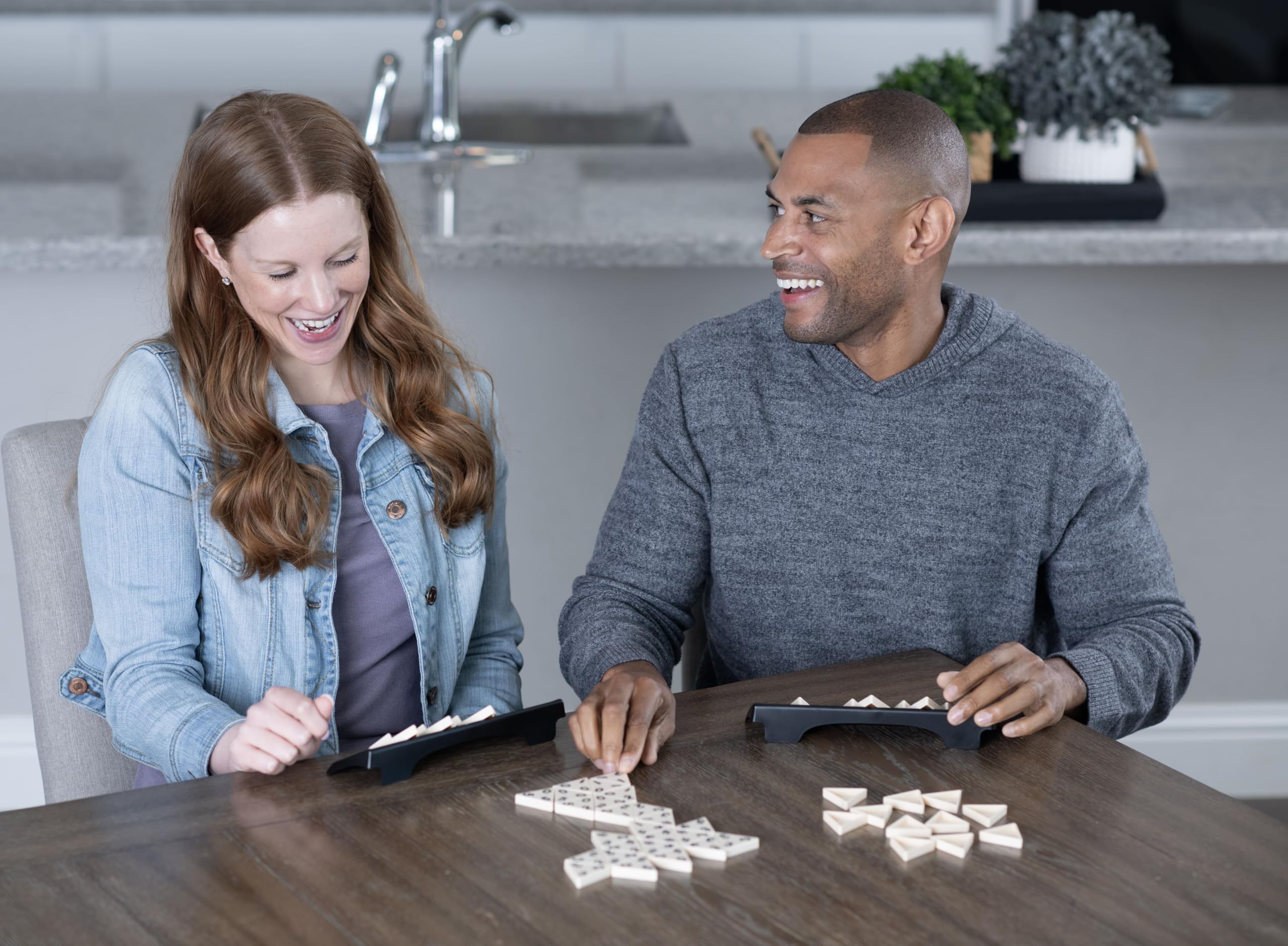 Goliath - Triominos Classic - Beliebtes Brettspiel bei Jung und Alt ab 6 Jahren - Familienspaß und Gesellschaftsspiel für 2-4 Spieler - Mit Taktik und Strategie für Kinder und Erwachsene 5