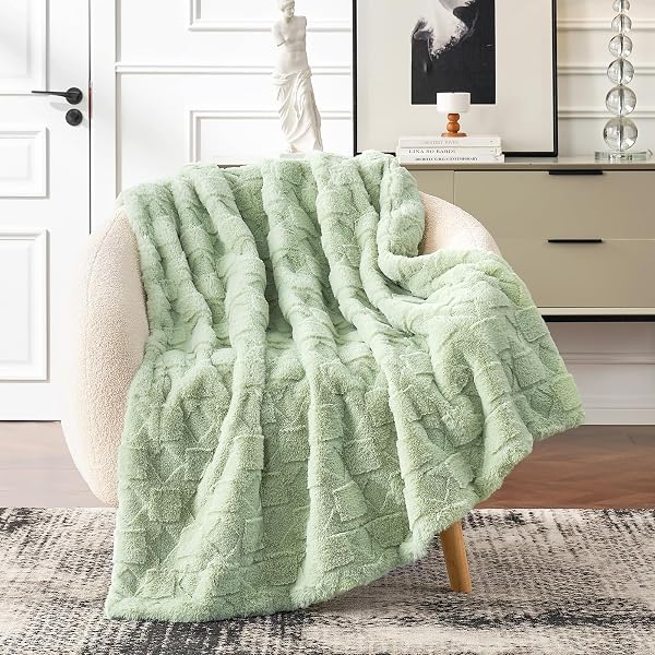 COZY BLISS FAUX FUR TEXTURED THROW BLANKET FOR BED SUPER SOFT FUZZY CHECKERED COUCH BLANKET GIFT FOR WOMEN PREMIUM 3D JACQUARD ALL SEASON USE SAGE GREEN GEOM 60″*80″