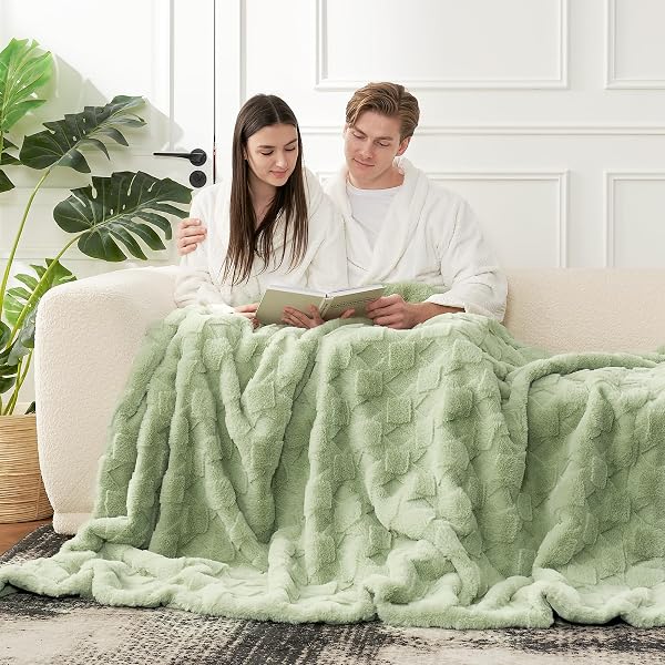 COZY BLISS FAUX FUR TEXTURED THROW BLANKET FOR BED SUPER SOFT FUZZY CHECKERED COUCH BLANKET GIFT FOR WOMEN PREMIUM 3D JACQUARD ALL SEASON USE SAGE GREEN GEOM 60″*80″