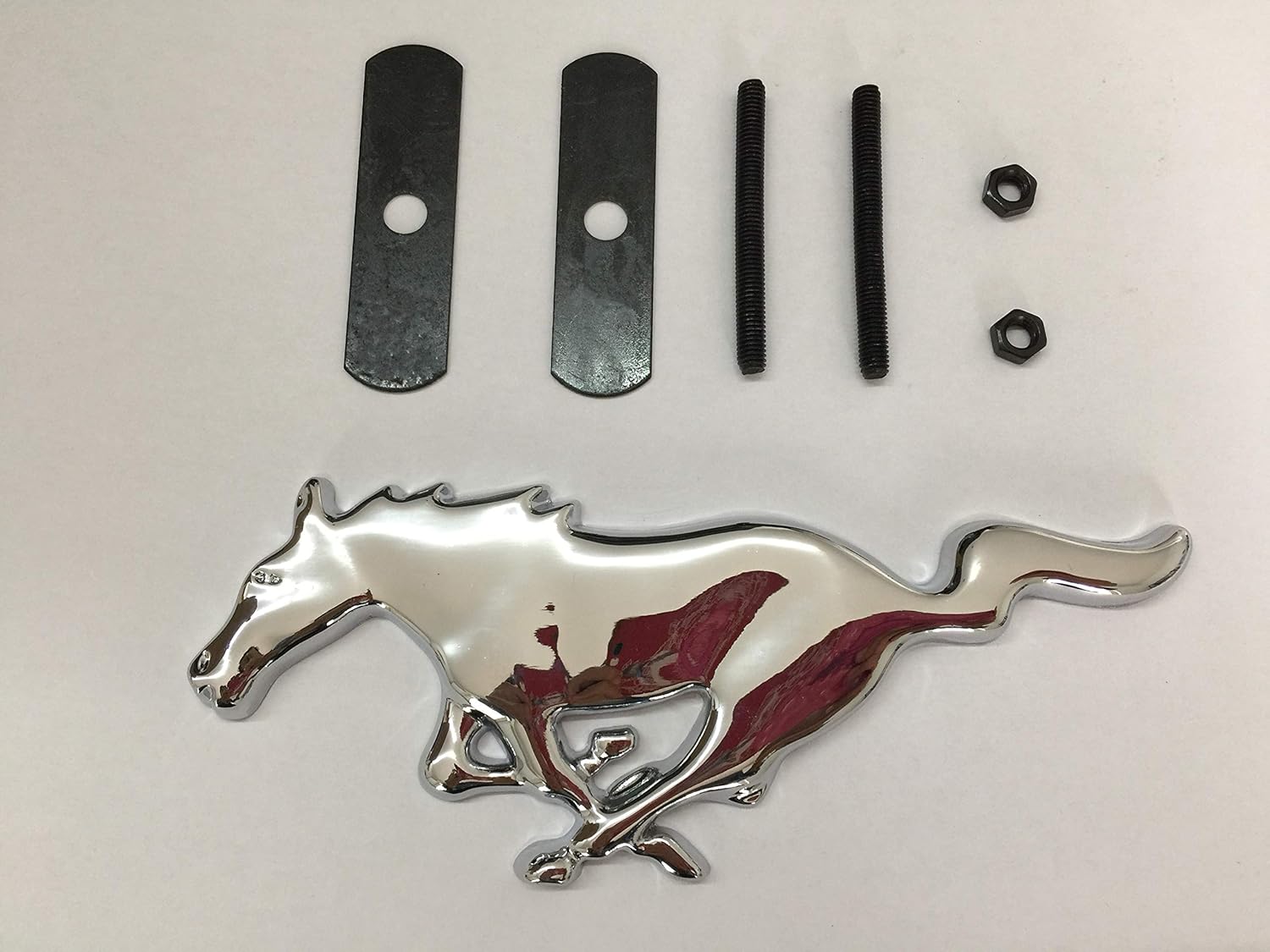 Amazon クロムメタルフロントグリル 走る馬エンブレムバッジ 走る馬ポニーエンブレム フォードマスタングgtに適合 エンブレム 車 バイク