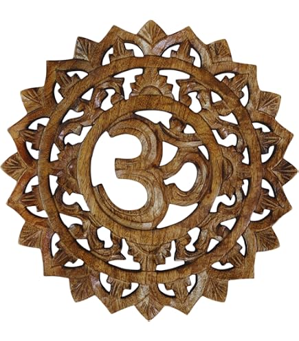 Purpledip Decorazione Da Parete In Ottone Con Om E Gayatri Mantra, Pietre Preziose E Campanelle, 20x20 Cm