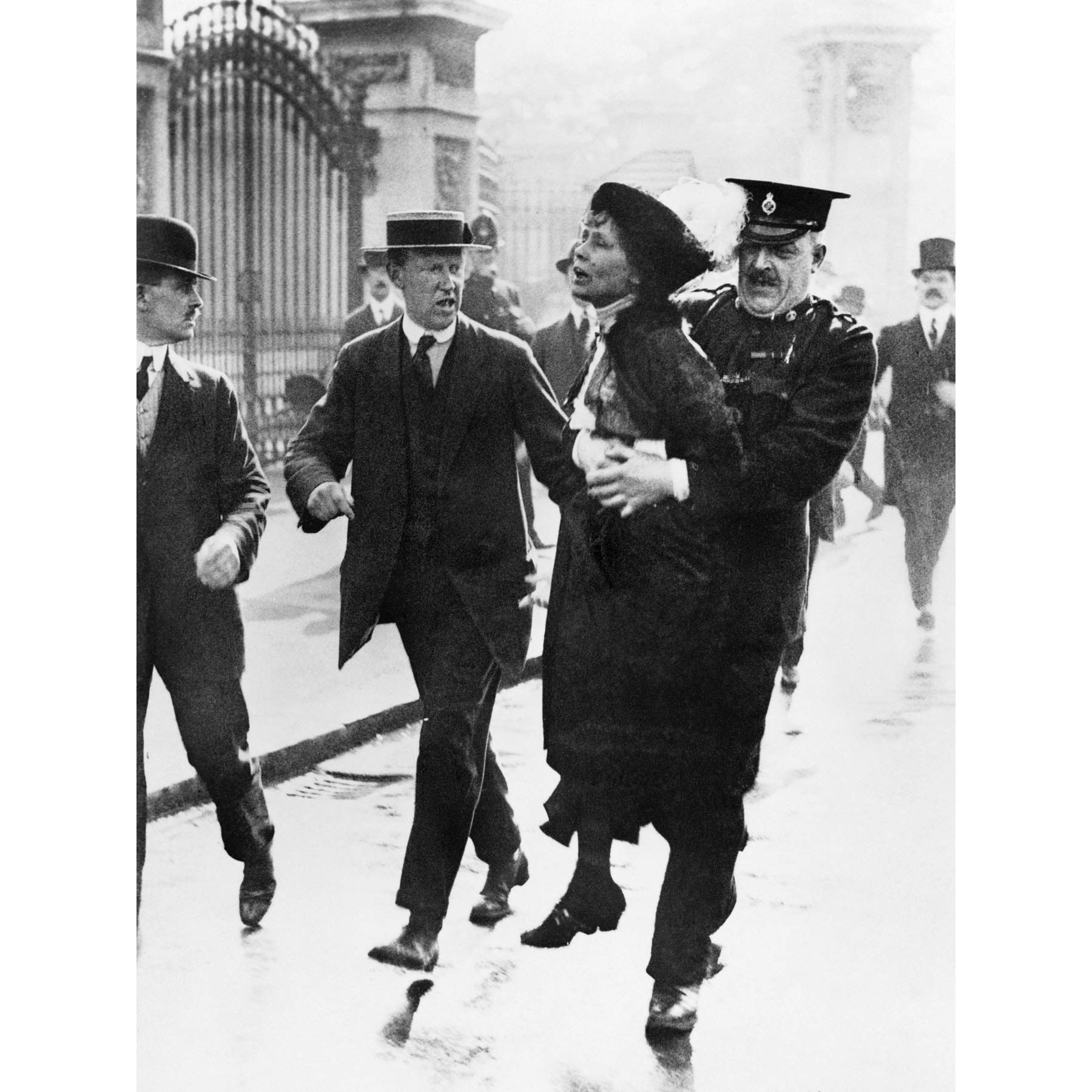 Emmeline Pankhurst Suffragette Arrested 1914 Photo Premium Wall Art Canvas Print 18X24 Inch