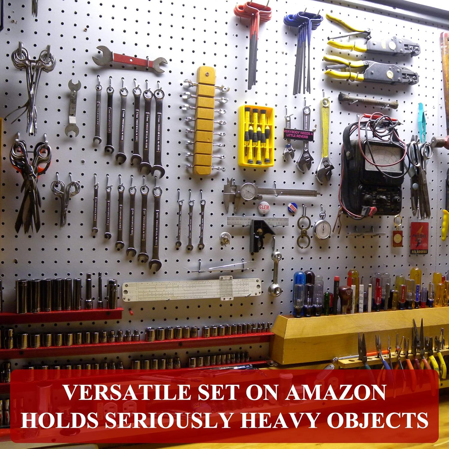 Полочки для инструментов в гараже. Размещение инструмента. Полка для инструмента в гараже. Стенд для инструмента в гараже. Полочки для инструментов.