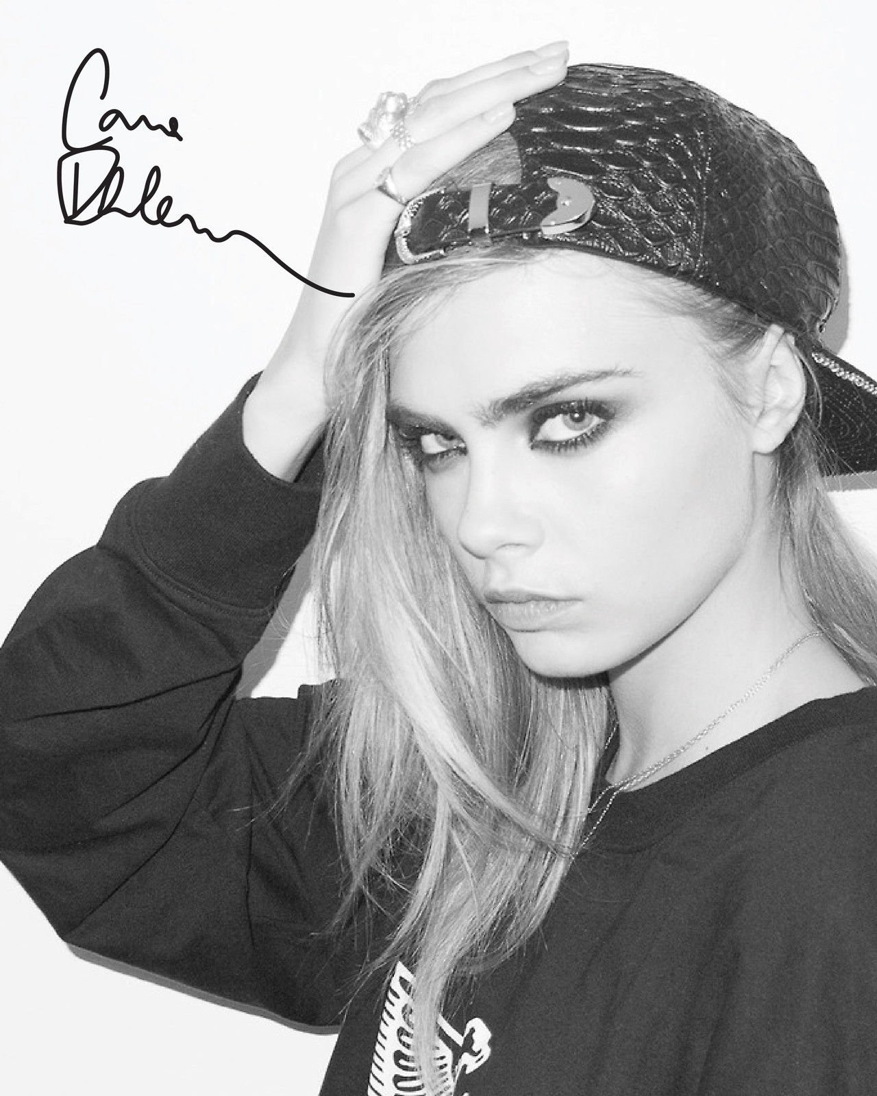 Cara Delevingne Signed Autographed 8 X 10 Photo Amazon Com Books