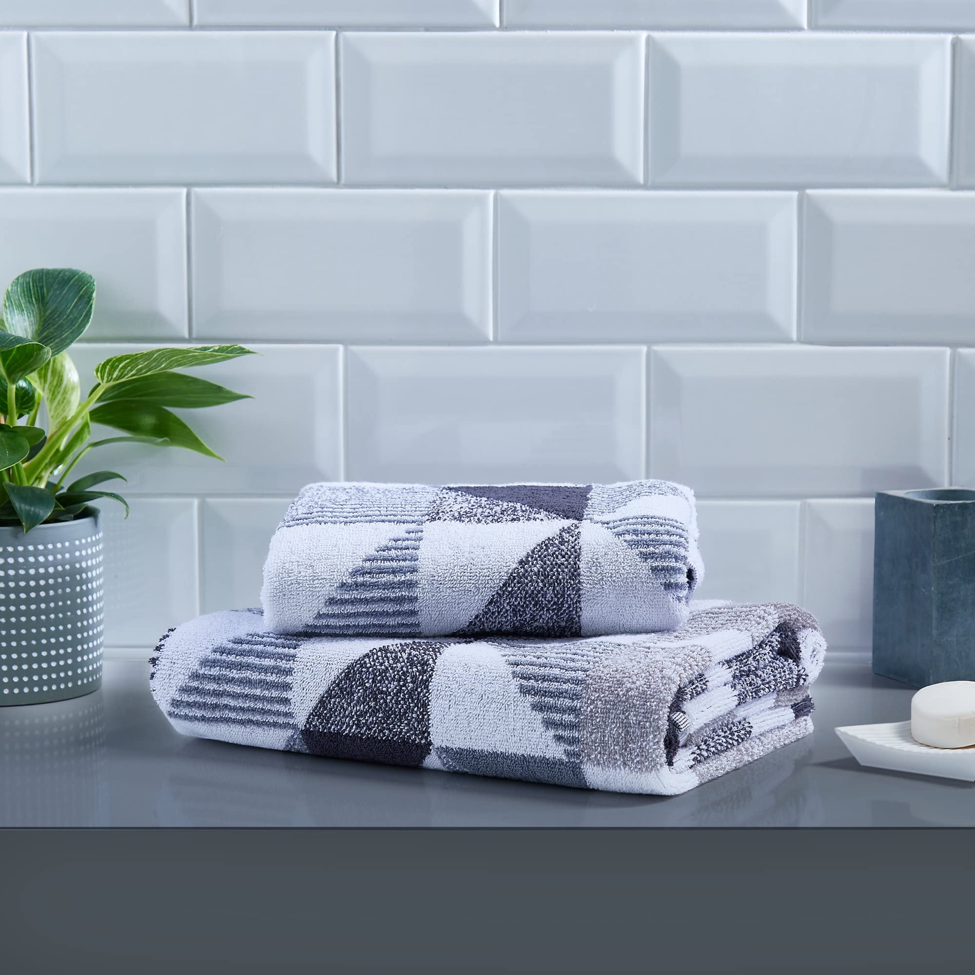 Fusion - Grey Monochrome Bath Towel (70 x 130cm) - 100% Cotton - Soft Touch - Geometric Triangle Shape - Bath Towel Large, Bathroom Accessory - Hendra Collection