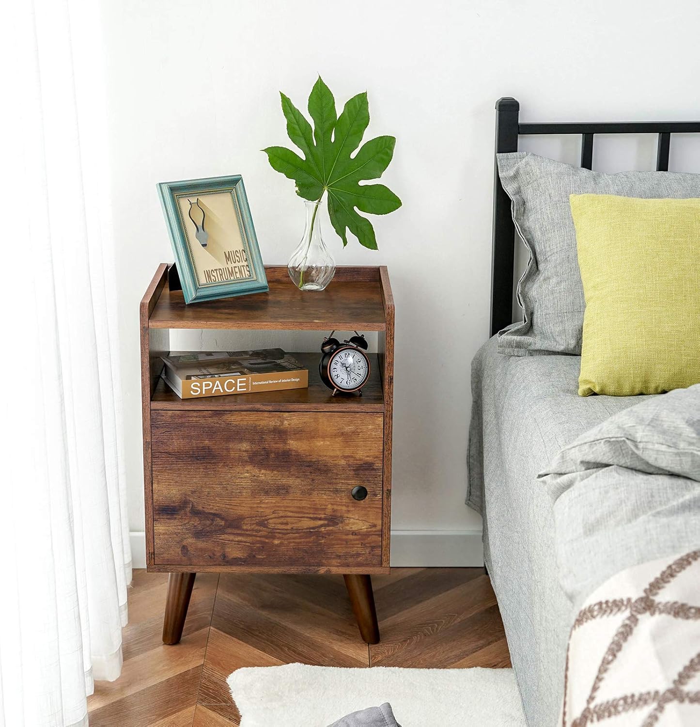 HOOBRO Nightstand Set of 2, 3-Tier End Table with Switchable Door, Side Table for Small Spaces, Stable Wooden Legs, Wood Look Accent Table, Easy Assembly, Rustic Brown BF51BZP201: Home & Kitchen