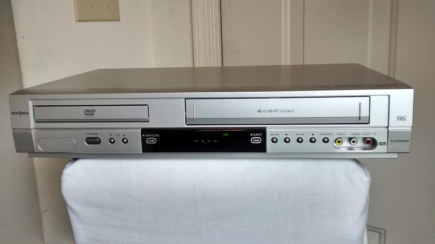 Insignia IS-DVD040924 DVD/VCR Video Cassette Recorder, 4 Head Hi-Fi Stereo VHS  DVD Player, Progressive Scan, MP3 - CD-R/RW, Windows Media Player, ...