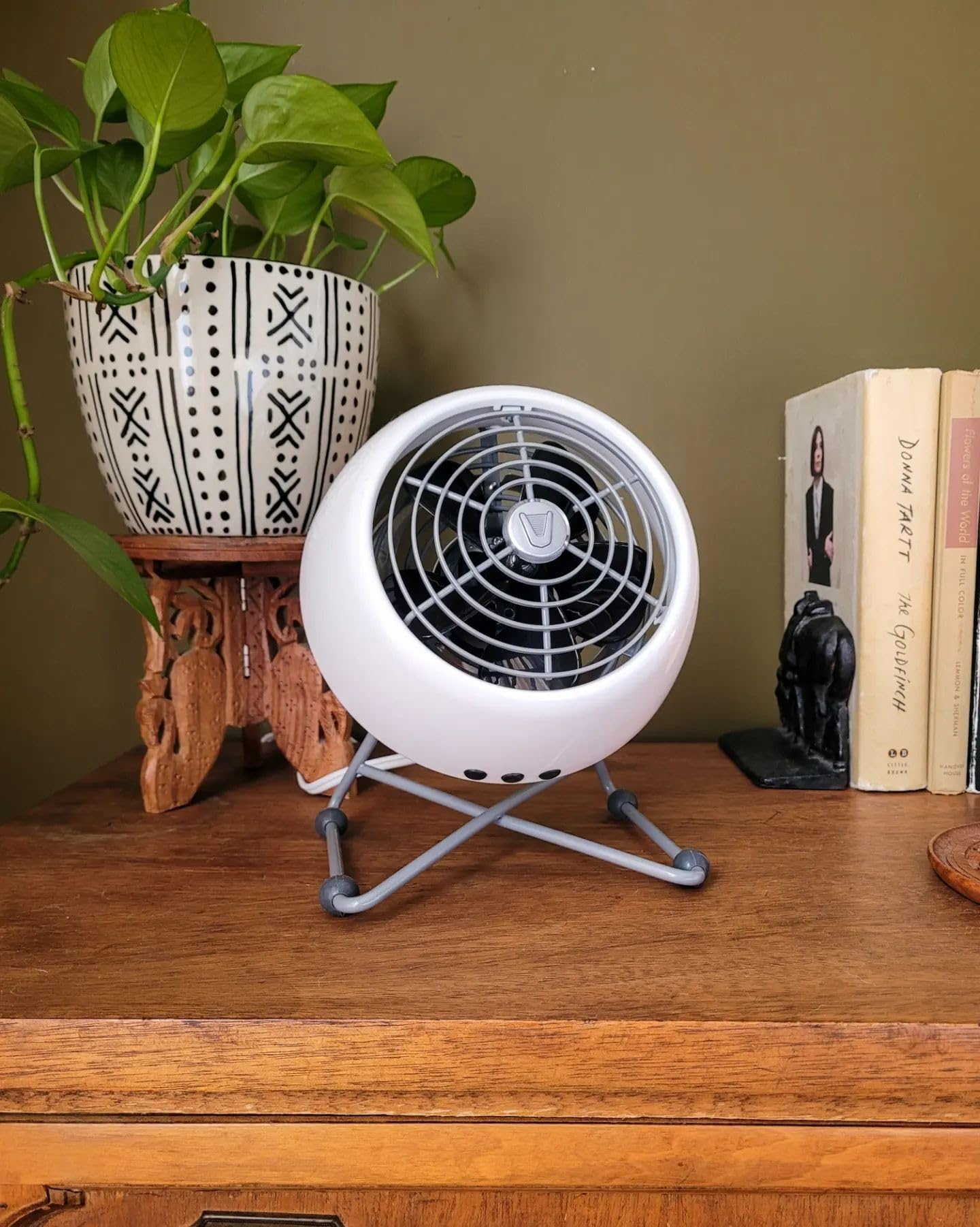 Vornado VFAN™ Mini Modern Vintage Fan, Retro Metal Air Circulator, Fan for Desk & Bedside, 2 Speeds, Adjustable Tilt, Personal Cooling with Targeted Airflow, Quiet Fan, Ice White