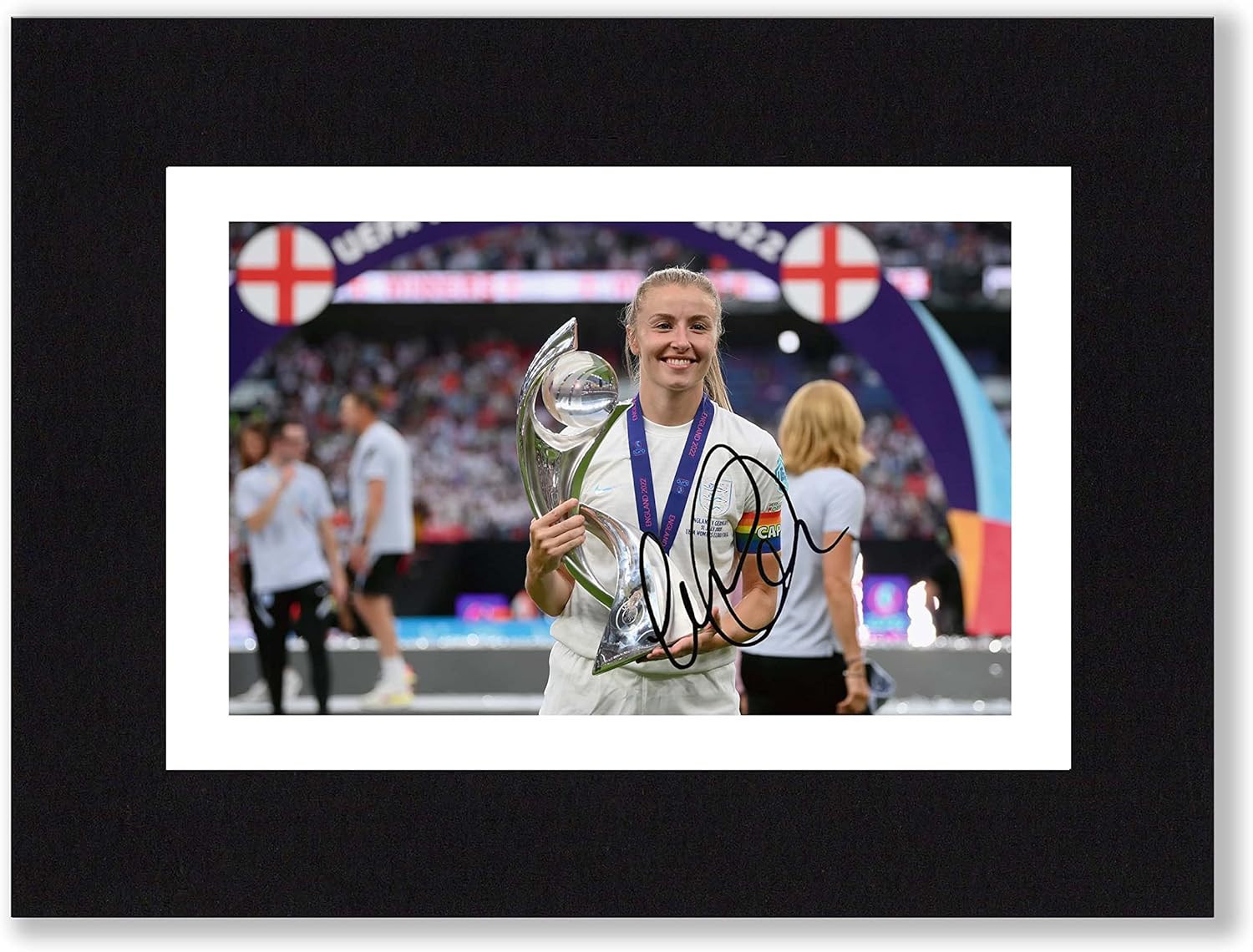 Photographs - Leah Williamson - England Women's Euro 2022 Winners, Lionesses Signed 8 x 6 Inch Mounted Photo Print - Pre Printed Signature - Football Autograph Memorabilia, Ready To Be Framed