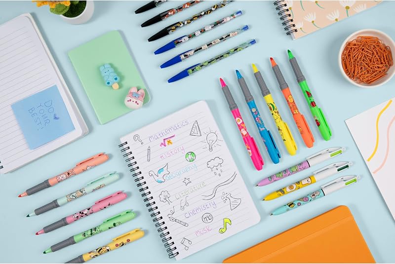 Penna a Sfera a Scatto BIC 4 Colours Decors Kawaii Punta Media (1 mm) Inchiostro Colori Divertenti + penna evidenziatore BIC Highlighter Grip Décor Kawaii - Disegni Kawaii Assortiti, Confezione da 4