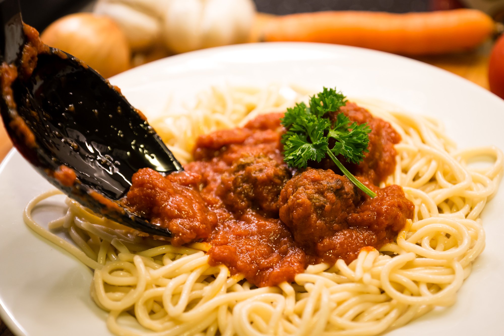 Set utensili da cucina Paulis Kitchen composto da 6 pezzi – in silicone / acciaio inox – cucchiaio da portata, cucchiaio forato, spatola, schiumarola, mestolo, servispaghetti