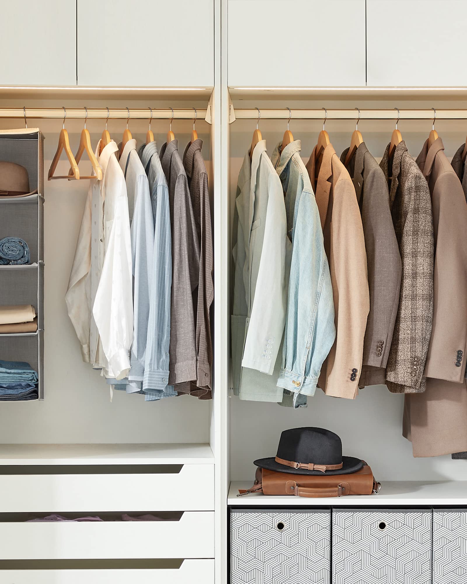 SONGMICS Kleiderbügel Holz, 20er Set, Bügel aus Massivholz, Einkerbungen im Schulterbereich, rutschfester Hosensteg, um 360° drehbarer Haken, für Anzüge, Hemden, naturfarben-silbern CRW001-20 4