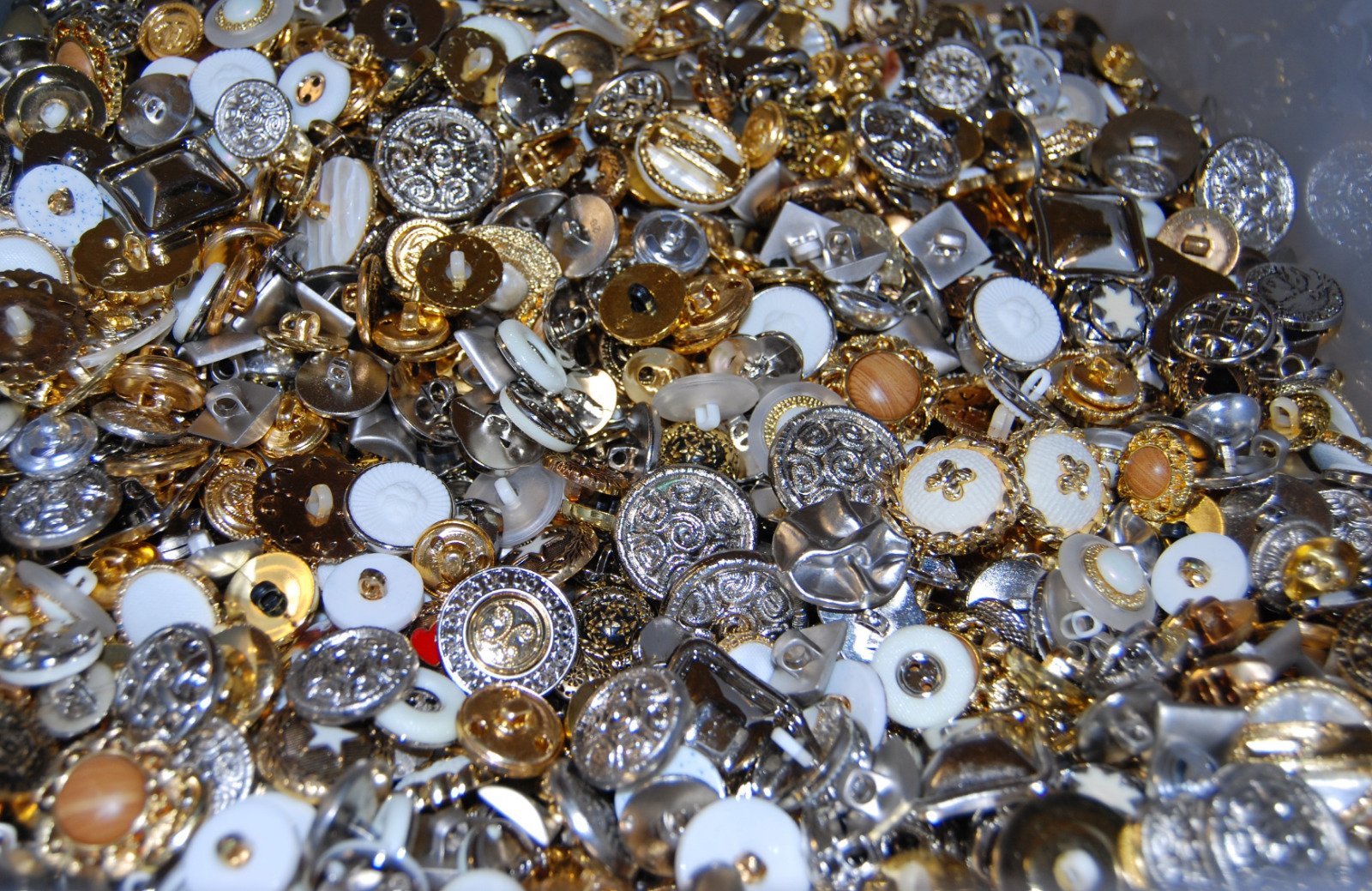 celloexpress Pack of 250g SHINY MIX - Mixed Sizes of Shiny Gold & Silver Mixed Buttons for Sewing and Crafting