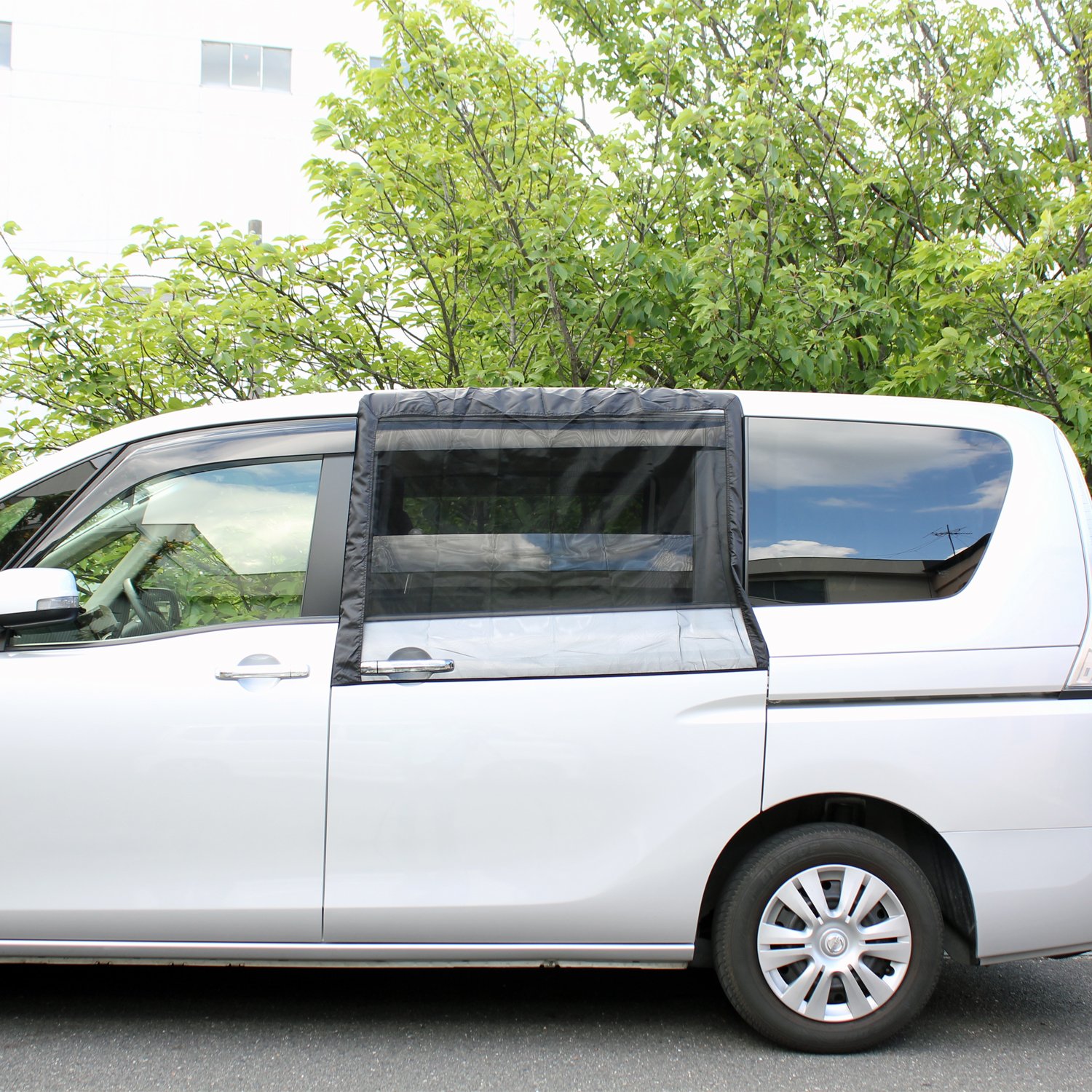 車の網戸を自作 車内側から簡単にセットできる車中泊用の網戸を自作 車の網戸を自作 車内側から簡単にセットできる車中泊用の網戸を自作