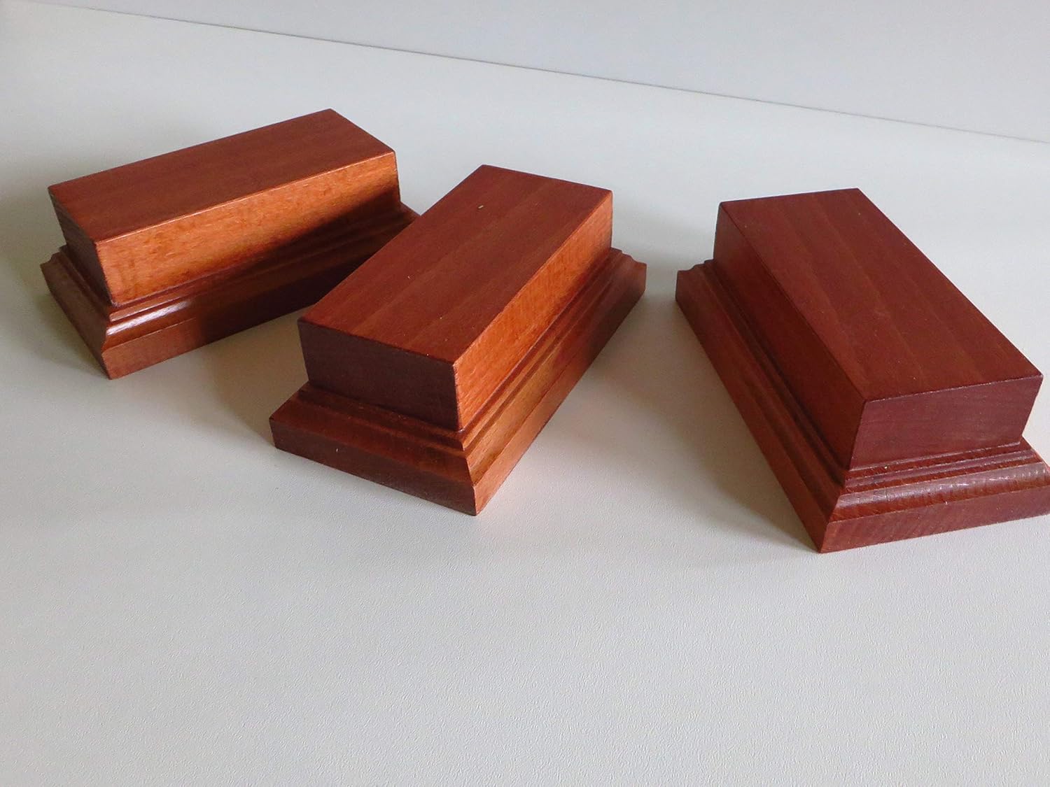 Set 3 basi in in legno di faggio per figurini , dimensioni cm 7 x 13 x