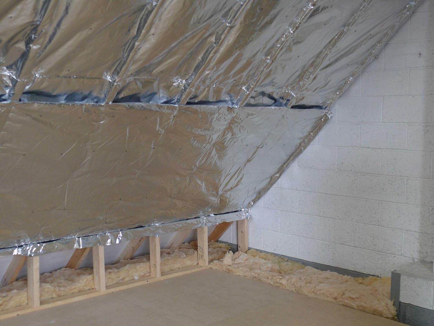 YBS Insulation 9 TQ BRI 1200 X 10 Aluminium Foil Insulation, Metalic, 1200mm x 10m - Image 5