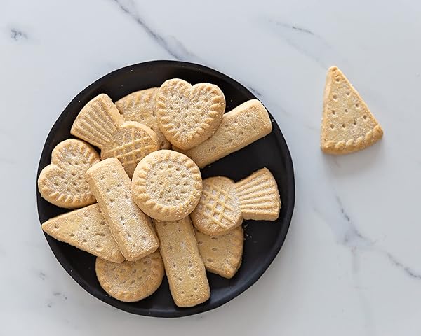WALKER’S SHORTBREAD SCOTTISH ICON PIPER & HIGHLAND DANCER HOLIDAY TIN, ALL-BUTTER SHORTBREAD COOKIES, 5.3 OZ TIN