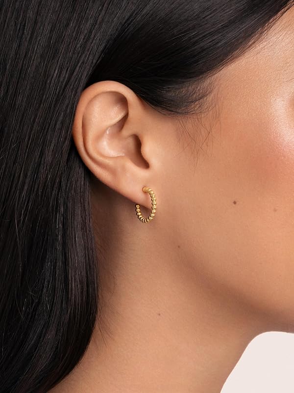 - Boucles d'oreilles Pebble Dots S. Acier avec finition plaqué or 18 kt. Fermoir en silicone plaqué. Bijoux pour femme