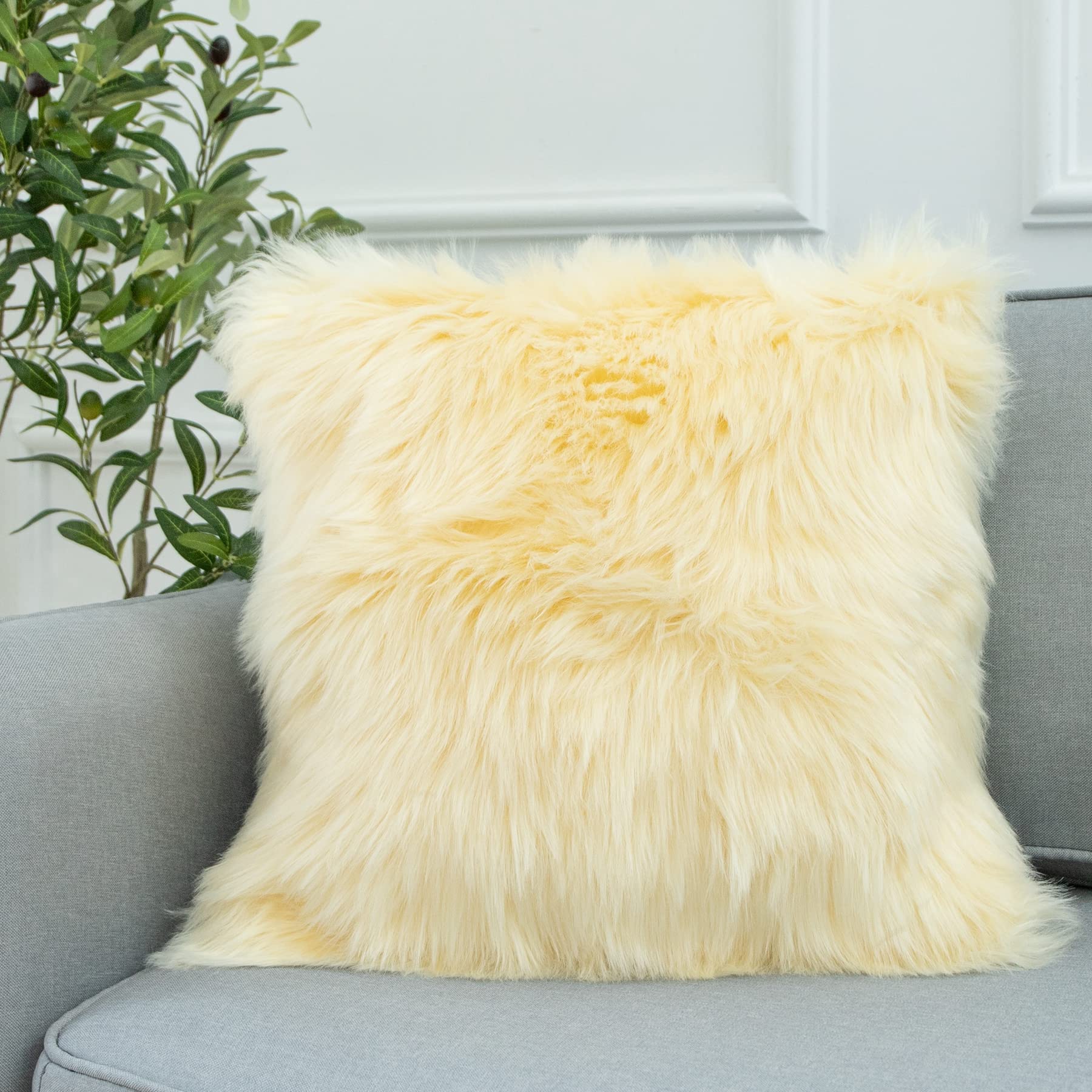 LIGICKY Luxury Series Soft Faux Fur Cushion Cover Decorative Square Plush Pillow Case Throw Pillow Cover for Couch Sofa Bed (Beige, 18 x 18 Inch)