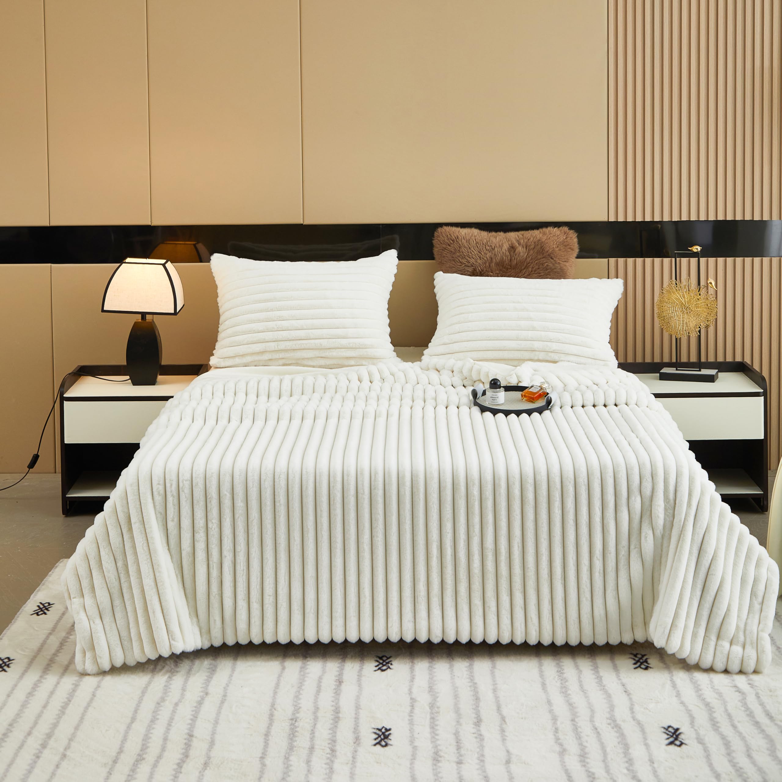 GKXLH Super Soft Plush Blanket - Fluffy Blanket Cozy Fuzzy Throws for Sofas Large Faux Fur Throw Blanket Lightweight Blankets Warm Sofa Throw for Sofas Couch Bed (W180 x L230CM, Beige White)