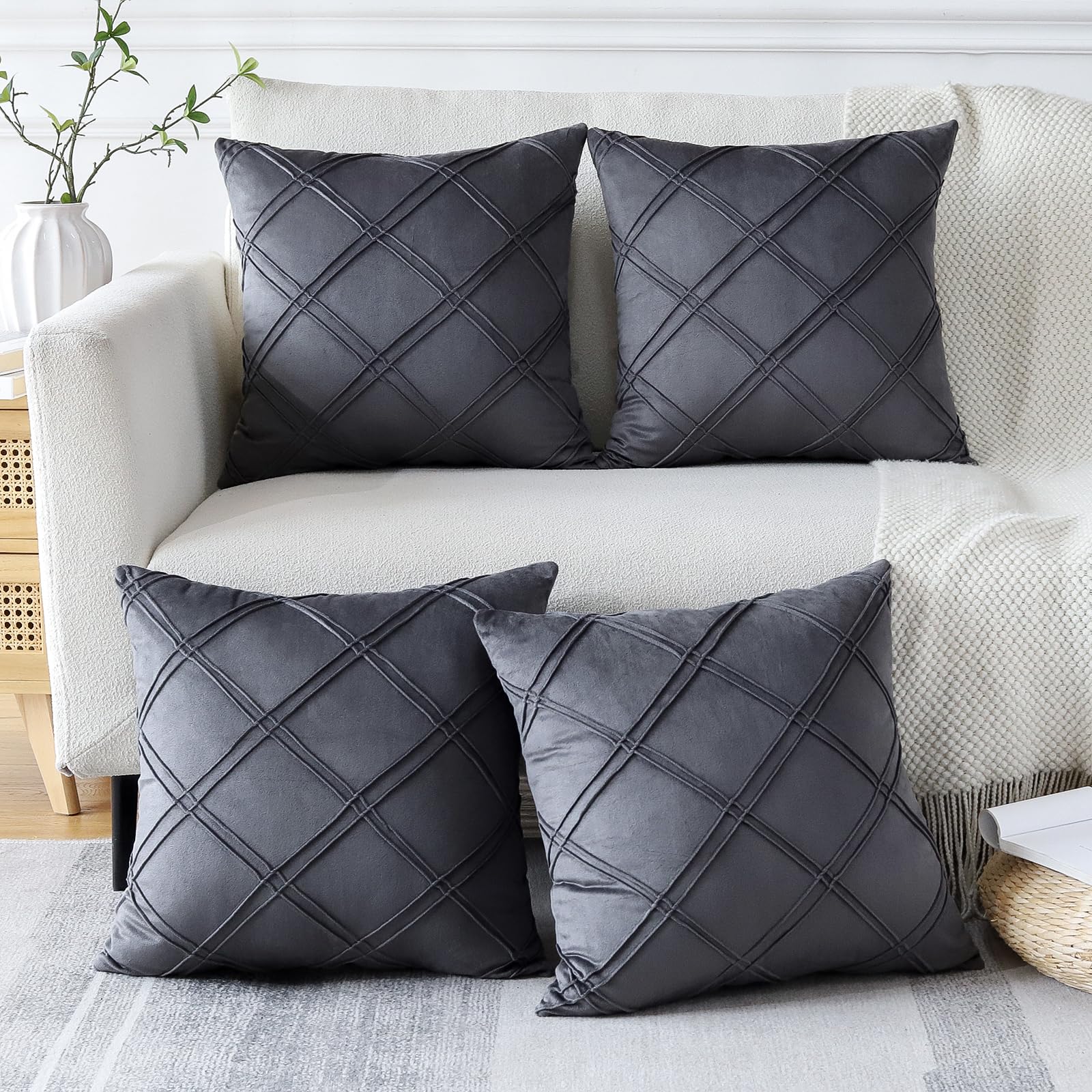 Sungeek Set of 4 Soft Velvet Decorative Cushion Covers Diamond Pattern Pillow Covers with Invisible Zipper Square Throw Pillow Cases for Sofa Car Patio Bedroom Living Room (45x45 cm, Dark Grey)