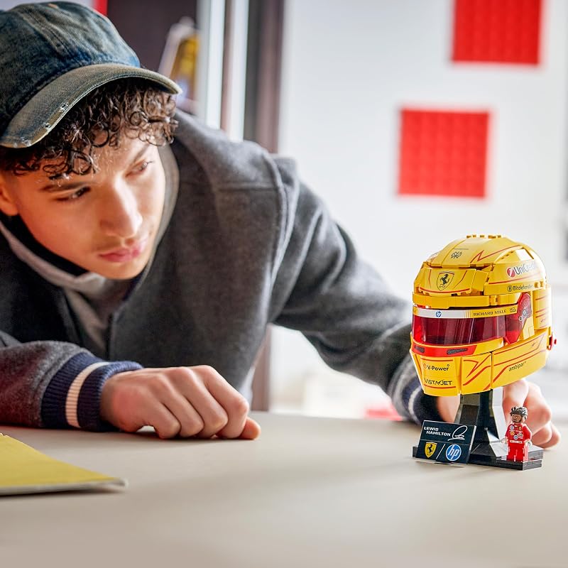 Editions Scuderia Ferrari HP Lewis Hamilton Helm - F1 Merchandise - Ausstellungsmodell Bausatz mit sammelbarer Minifigur - Geschenk für Jungen ab 14 Jahren und Erwachsene Motorsportfans - 43022