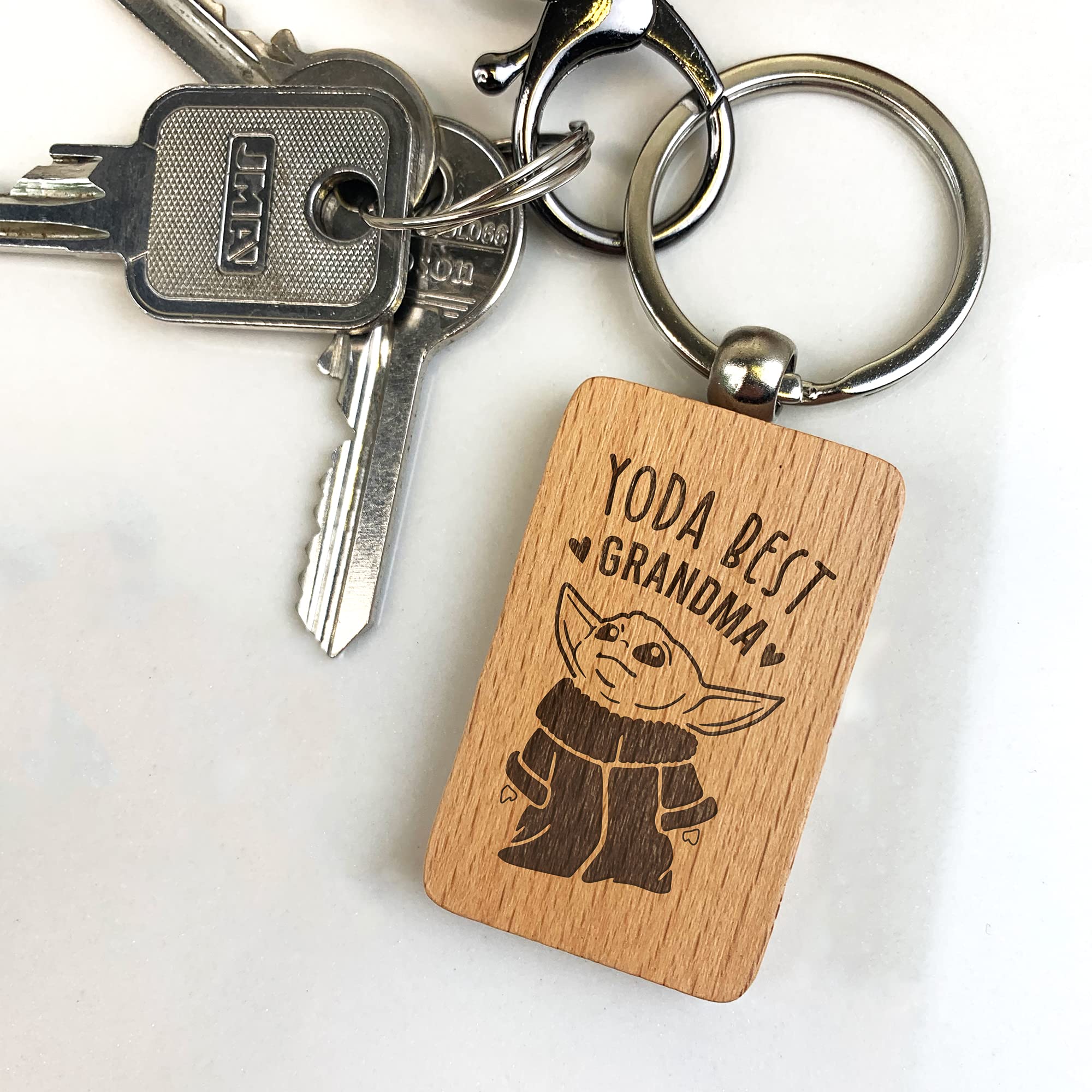 eBuyGB Personalised Wooden Rectangle Keyring, Star Wars Themed Engraved Baby Yoda Keychain, Funny Gifts for Grandma, Nanna, Granny (Yoda Best Grandma)