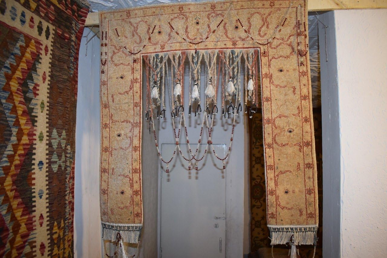 ITEM # 109 Fine Quality Hand Spun Wool Wall Hanging Carpet 100 x 100 cm - 3.3 x 3.3 Feet