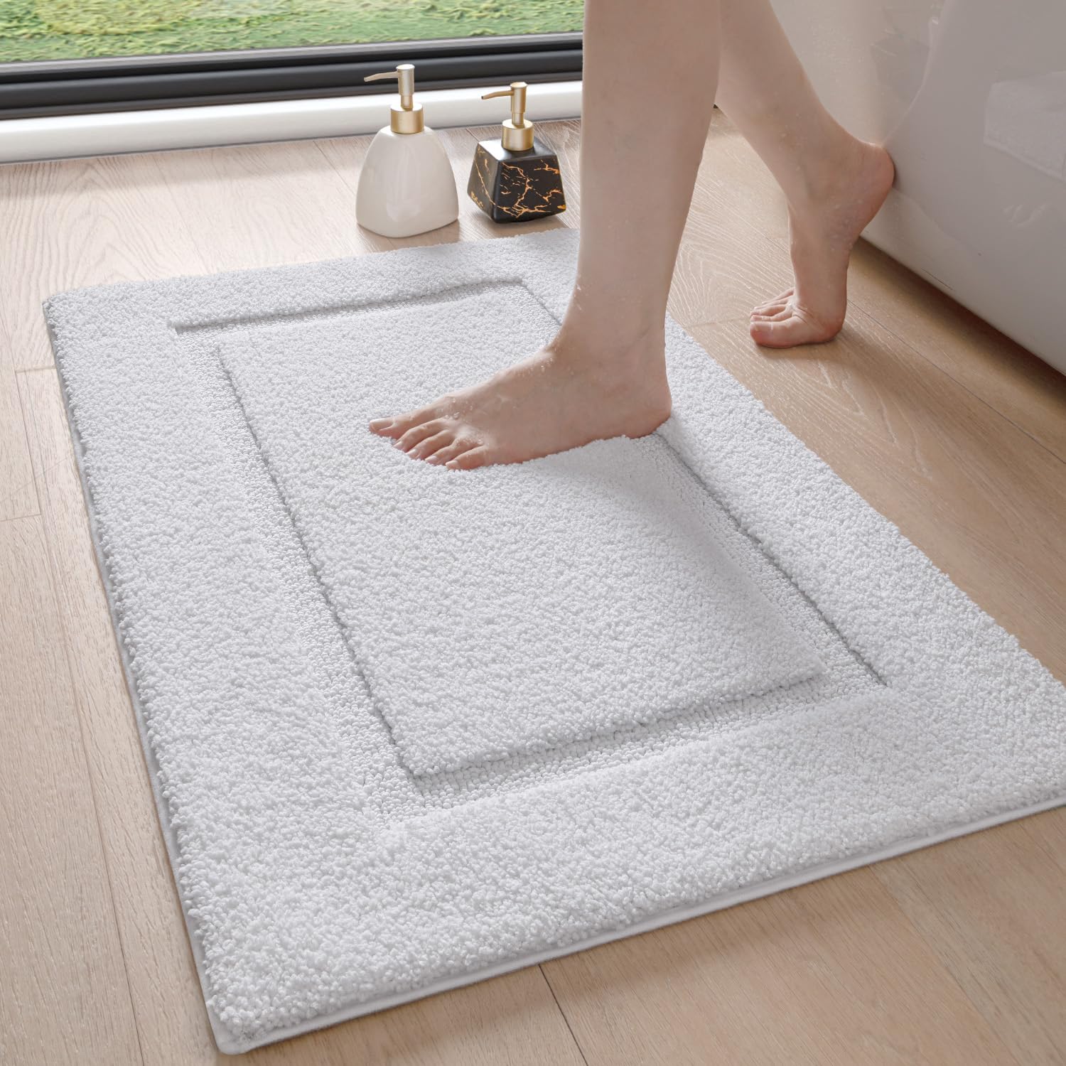 DEXI Bath Mat 50 x 80 cm, Absorbent Bathroom Mats with Non Slip Backing, Machine Washable Rug for Shower Floor, White