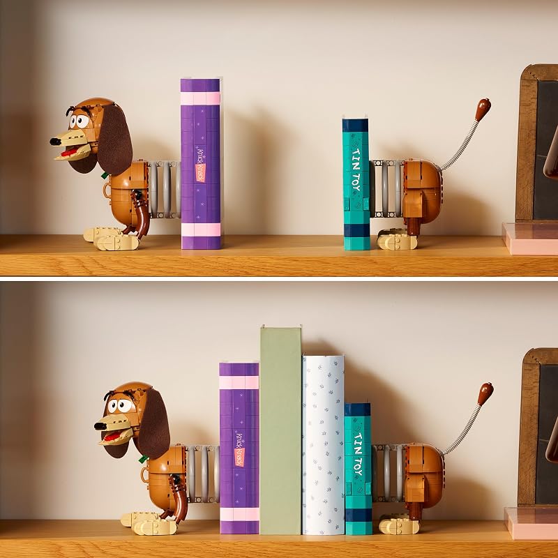 ǀ Disney et Pixar Serre-Livres Zigzag de Toy Story - Set de Construction pour Adulte - Décoration Book Nook pour Étagère - Minifigurine de Woody & Figurine du Chien - Cadeau pour Fans 43301