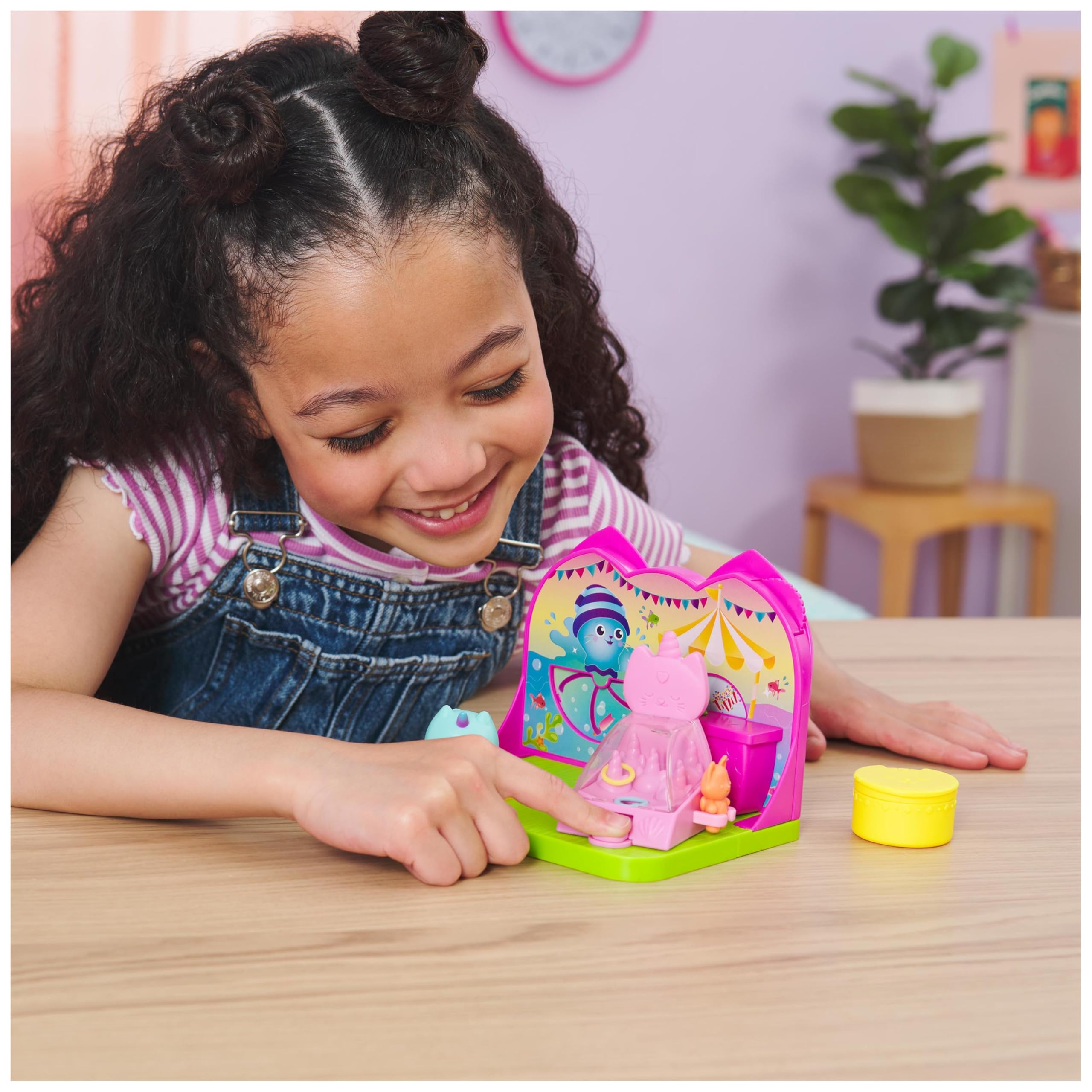 DREAMWORKS GABBY'S DOLLHOUSE - Deluxe Room Spielset,Fest-Raum mit Kätzchen Narwal (engl. Kitty Narwhale), Möbelstücken und thematischem Zubehör, ab 3 Jahren 8