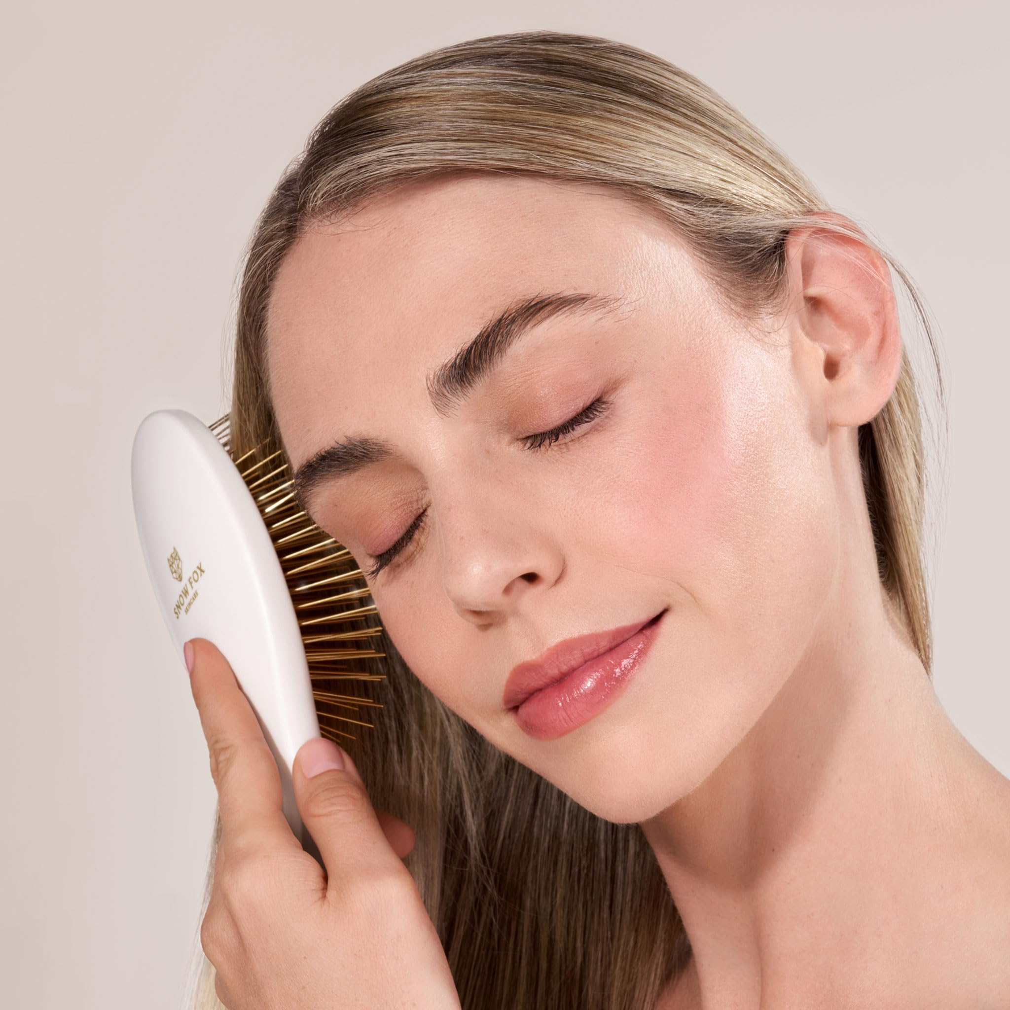 Snow Fox Skincare Gua Sha Hair Brush - White Edition. Scalp Massage Comb with Gold-Plated Metal Bristles for Healthy Follicles. Soothing Gua Sha Acupressure Tool for All Hair Types